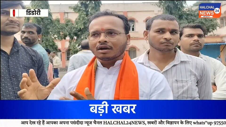 यूजीसी प्रावधानों की समीक्षा की मांग को लेकर डिंडौरी में सवर्ण समाज की रैली
जिला मुख्यालय में जुटा समाज का जनसमूह, राष्ट्रपति और प्रधानमंत्री के नाम प्रशासन को सौंपा ज्ञापन
यूजीसी से संबंधित प्रावधानों की समीक्षा, आरक्षण व्यवस्था के आधार पर पुनर्विचार और अनुसूचित जाति एवं अनुसूचित जनजाति से संबंधित कानूनों के कथित दुरुपयोग की रोकथाम सहित विभिन्न मांगों को लेकर मंगलवार को डिंडौरी जिला मुख्यालय में सवर्ण समाज द्वारा रैली निकाली गई। रैली में बड़ी संख्या में समाज के लोग शामिल हुए। रैली का नेतृत्व स्वामी आशुतोष जी महाराज ने किया।
रैली के दौरान प्रतिभागियों ने अपनी मांगों को लेकर आवाज उठाई और जिला प्रशासन के माध्यम से राष्ट्रपति एवं प्रधानमंत्री के नाम ज्ञापन सौंपा। ज्ञापन में यूजीसी से संबंधित प्रावधानों और नीतियों की पुनः समीक्षा की मांग प्रमुखता से रखी गई।
आरक्षण व्यवस्था की समीक्षा सहित कई मांगें
ज्ञापन में आरक्षण व्यवस्था की व्यापक समीक्षा करते हुए उसके आधार में आर्थिक स्थिति को भी शामिल करने की मांग रखी गई। इसके अलावा यूजीसी से संबंधित प्रावधानों पर सभी संबंधित हितधारकों के साथ व्यापक विचार-विमर्श किए जाने की मांग की गई।
सवर्ण समाज की ओर से दिए गए ज्ञापन में अनुसूचित जाति एवं अनुसूचित जनजाति से संबंधित कानूनों की समीक्षा तथा कानून के दुरुपयोग की शिकायतों की निष्पक्ष जांच और रोकथाम के लिए प्रभावी कानूनी एवं प्रशासनिक व्यवस्था की मांग भी शामिल रही।
इसके साथ ही शिक्षा, रोजगार और प्रतियोगी परीक्षाओं सहित विभिन्न क्षेत्रों में सभी वर्गों को समान अवसर उपलब्ध कराने तथा सामाजिक समरसता एवं आपसी सद्भाव को बढ़ावा देने की बात कही गई।
‘एक देश, एक विधान, एक संविधान’ की भावना पर जोर
ज्ञापन में ‘एक देश, एक विधान, एक संविधान’ की भावना को मजबूत करने तथा देश की एकता, अखंडता और संवैधानिक व्यवस्था को सुदृढ़ करने की मांग रखी गई। रैली में शामिल प्रतिनिधियों ने अपनी मांगों पर केंद्र सरकार से विचार करने का आग्रह किया।
ज्ञापन में यह भी कहा गया कि मांगों पर कार्रवाई नहीं होने की स्थिति में आंदोलन को आगे बढ़ाया जाएगा।
रैली के प्रारंभ से पहले समाज के लोगों ने मां नर्मदा को ज्ञापन अर्पित कर आशीर्वाद लिया। इस दौरान अपनी मांगों को लेकर आगे भी शांतिपूर्ण तरीके से प्रयास जारी रखने का संकल्प व्यक्त किया गया।
#Dindori #DindoriNews #DindoriRally #सवर्ण_समाज #UGC #UGCRollback #UGCReview #आरक्षण #Reservation #डिंडौरी #DindoriNewsLive #MadhyaPradesh #MPNews #SocialJustice #Constitution #एक_देश_एक_विधान_एक_संविधान #BreakingNews #LatestNews #ViralNews #HALCHAL24NEWS Part 18