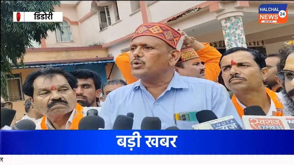 यूजीसी प्रावधानों की समीक्षा की मांग को लेकर डिंडौरी में सवर्ण समाज की रैली
जिला मुख्यालय में जुटा समाज का जनसमूह, राष्ट्रपति और प्रधानमंत्री के नाम प्रशासन को सौंपा ज्ञापन
यूजीसी से संबंधित प्रावधानों की समीक्षा, आरक्षण व्यवस्था के आधार पर पुनर्विचार और अनुसूचित जाति एवं अनुसूचित जनजाति से संबंधित कानूनों के कथित दुरुपयोग की रोकथाम सहित विभिन्न मांगों को लेकर मंगलवार को डिंडौरी जिला मुख्यालय में सवर्ण समाज द्वारा रैली निकाली गई। रैली में बड़ी संख्या में समाज के लोग शामिल हुए। रैली का नेतृत्व स्वामी आशुतोष जी महाराज ने किया।
रैली के दौरान प्रतिभागियों ने अपनी मांगों को लेकर आवाज उठाई और जिला प्रशासन के माध्यम से राष्ट्रपति एवं प्रधानमंत्री के नाम ज्ञापन सौंपा। ज्ञापन में यूजीसी से संबंधित प्रावधानों और नीतियों की पुनः समीक्षा की मांग प्रमुखता से रखी गई।
आरक्षण व्यवस्था की समीक्षा सहित कई मांगें
ज्ञापन में आरक्षण व्यवस्था की व्यापक समीक्षा करते हुए उसके आधार में आर्थिक स्थिति को भी शामिल करने की मांग रखी गई। इसके अलावा यूजीसी से संबंधित प्रावधानों पर सभी संबंधित हितधारकों के साथ व्यापक विचार-विमर्श किए जाने की मांग की गई।
सवर्ण समाज की ओर से दिए गए ज्ञापन में अनुसूचित जाति एवं अनुसूचित जनजाति से संबंधित कानूनों की समीक्षा तथा कानून के दुरुपयोग की शिकायतों की निष्पक्ष जांच और रोकथाम के लिए प्रभावी कानूनी एवं प्रशासनिक व्यवस्था की मांग भी शामिल रही।
इसके साथ ही शिक्षा, रोजगार और प्रतियोगी परीक्षाओं सहित विभिन्न क्षेत्रों में सभी वर्गों को समान अवसर उपलब्ध कराने तथा सामाजिक समरसता एवं आपसी सद्भाव को बढ़ावा देने की बात कही गई।
‘एक देश, एक विधान, एक संविधान’ की भावना पर जोर
ज्ञापन में ‘एक देश, एक विधान, एक संविधान’ की भावना को मजबूत करने तथा देश की एकता, अखंडता और संवैधानिक व्यवस्था को सुदृढ़ करने की मांग रखी गई। रैली में शामिल प्रतिनिधियों ने अपनी मांगों पर केंद्र सरकार से विचार करने का आग्रह किया।
ज्ञापन में यह भी कहा गया कि मांगों पर कार्रवाई नहीं होने की स्थिति में आंदोलन को आगे बढ़ाया जाएगा।
रैली के प्रारंभ से पहले समाज के लोगों ने मां नर्मदा को ज्ञापन अर्पित कर आशीर्वाद लिया। इस दौरान अपनी मांगों को लेकर आगे भी शांतिपूर्ण तरीके से प्रयास जारी रखने का संकल्प व्यक्त किया गया।
#Dindori #DindoriNews #DindoriRally #सवर्ण_समाज #UGC #UGCRollback #UGCReview #आरक्षण #Reservation #डिंडौरी #DindoriNewsLive #MadhyaPradesh #MPNews #SocialJustice #Constitution #एक_देश_एक_विधान_एक_संविधान #BreakingNews #LatestNews #ViralNews #HALCHAL24NEWS Part 13