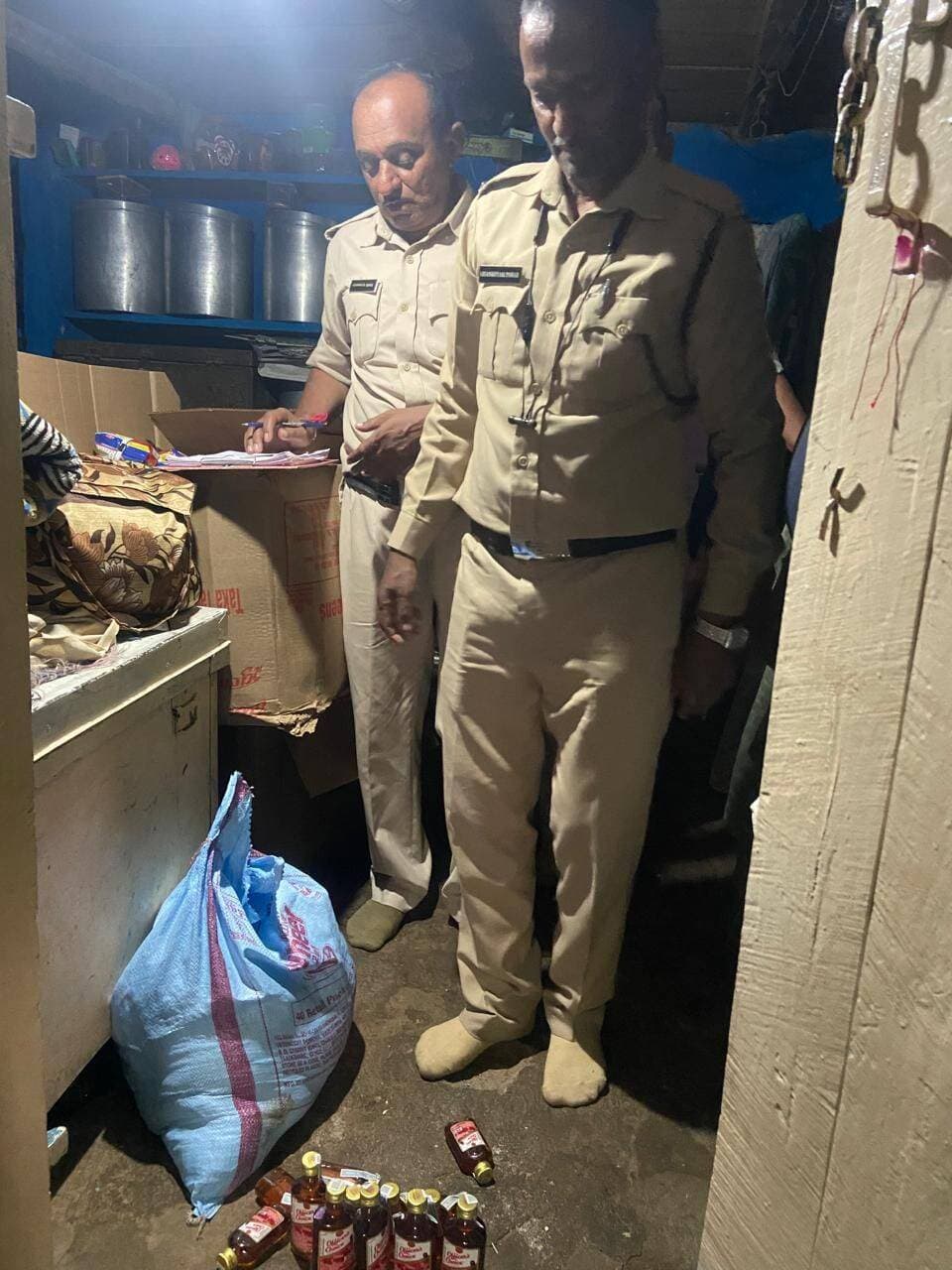 ➡️ आबकारी विभाग ने मुलताई क्षेत्र में अवैध शराब के ठिकानों पर दी दबिश
कलेक्टर डॉ.सौरभ सोनवणे के निर्देशानुसार जिले में अवैध शराब गतिविधियों पर प्रभावी नियंत्रण एवं अंकुश लगाने के उद्देश्य से अभियान चलाया जा रहा है।
जिला आबकारी अधिकारी डॉ. अंशुमान सिंह चढ़ार ने बताया कि आबकारी विभाग द्वारा वृत्त मुलताई में नरखेड़, पट्टन, पांडरी, खड़की, उमरी और घाना में कार्यवाही की गई। सहायक जिला आबकारी अधिकारी श्री दिलीप सिंह भादे के नेतृत्व में की गई कार्यवाही के दौरान कुल 09 आपराधिक प्रकरण म.प्र. आबकारी अधिनियम 1915 की धारा 34(1) क च के तहत दर्ज किए गए। जिला दबिश की कार्यवाही में हाथ भट्टी मदिरा 20 लीटर, ओसी के 10 पाव को मौके से जब्त किया गया और 3100 किलोग्राम महुआ लाहन को मौके पर नष्ट किया गया। ज़ब्त मदिरा और लहान का अनुमानित मूल्य लगभग 3,14,480 रुपए है। उक्त कार्यवाही में मुलताई उप निरीक्षक सुश्री पूजा मालवीय, श्री पंकज लोखंडे, सुश्री जुथिका वर्मा तथा आबकारी के मुख्य आरक्षक, आरक्षक और होमगार्ड सैनिक उपस्थित रहे।
CM Madhya Pradesh
Jansampark Madhya Pradesh
#JansamparkMP
#बैतूल
#betul