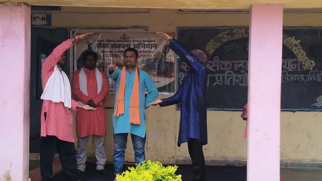 ➡️ नमो सेवा-अनकही कहानियां के तहत चिचोली और पाढर में हुआ नाट्य मंचन
#सेवा_संकल्प_अभियान के तहत ‘नमो सेवा-अनकही कहानियां’ कार्यक्रम के अंतर्गत जिले में 19 सितंबर से 5 अक्टूबर तक विभिन्न शासकीय महाविद्यालयों एवं सार्वजनिक स्थलों पर नाट्य कला का आयोजन किया जा रहा है। इसी क्रम में चिचोली और पाढर में नाट्य प्रस्तुति का आयोजन किया गया।
बैतूल थिएटर ग्रुप के कलाकारों द्वारा चिचोली मंडल जोगली स्कूल और गर्ल्स स्कूल, पाढर मंडल के बांसपानी और पीएमश्री पाढर में प्रस्तुत नाटक के माध्यम से प्रधानमंत्री श्री नरेंद्र मोदी के नेतृत्व में नए भारत के निर्माण की विकास यात्रा को आकर्षक एवं प्रभावी ढंग से मंचित किया गया। कलाकारों ने नाट्य प्रस्तुति के माध्यम से देश में हो रहे विभिन्न विकास कार्यों, जनकल्याणकारी पहलों तथा बदलते भारत की तस्वीर को जीवंत रूप में प्रस्तुत किया।
नाट्य मंचन के दौरान कलाकारों ने संवाद, अभिनय एवं विभिन्न दृश्यों के माध्यम से विकास यात्रा के अलग-अलग पहलुओं को दर्शाया। कार्यक्रम को देखने के लिए बड़ी संख्या में नागरिक उपस्थित रहे और कलाकारों की प्रस्तुति की सराहना की। ‘नमो सेवा-अनकही कहानियां’ के तहत जिले के विभिन्न स्थानों पर आगामी 5 अक्टूबर तक नाट्य प्रस्तुतियां आयोजित की जाएंगी। इन प्रस्तुतियों का उद्देश्य कला एवं संस्कृति के माध्यम से विकास यात्रा को आमजन तक पहुंचाना है।
CM Madhya Pradesh
Jansampark Madhya Pradesh
#SevaSankalpAbhiyan
#JansamparkMP
#बैतूल
#betul
