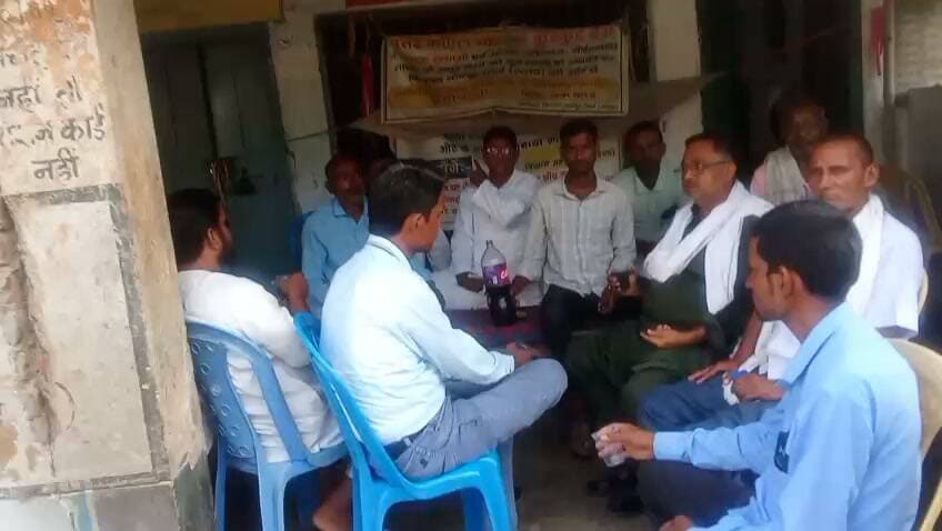 औरंगाबाद (बिहार) - उत्तर कोयल नहर के कुटकुट डैम में फाटक लगाने और अंगरा, कोटवारा, चेंईनवादा शाखा के अधूरे कार्य को पूरा करने की मांग को लेकर किसान मजदूर मोर्चा (मगध) का अनिश्चितकालीन महाधरना जारी है।