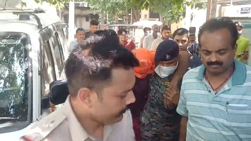जमुई छेड़छाड़ कांड: मुख्य आरोपी नंदन यादव का हाफ एनकाउंटर, भागने की कोशिश में पैर में लगी गोली
बिहार के जमुई में नाबालिग छात्रा से छेड़छाड़ और मारपीट के वायरल वीडियो मामले में पुलिस ने बड़ी कार्रवाई की है। मामले के मुख्य आरोपी नंदन यादव का पुलिस ने हाफ एनकाउंटर कर दिया है। कुंदर बराज के पास हुई मुठभेड़ में आरोपी के पैर में गोली लगी है। उसके साथी हरेराम यादव का भी भागने के दौरान पैर टूट गया है। दोनों को पुलिस अभिरक्षा में जमुई सदर अस्पताल में भर्ती कराया गया है।
यह शर्मनाक घटना 19 सितंबर की शाम की है। 10वीं कक्षा की एक नाबालिग छात्रा अपने सहपाठी दोस्त के साथ कोचिंग से स्कूटी पर घर लौट रही थी। जमुई टाउन थाना क्षेत्र के मड़वा पहाड़ी के पास कुछ मनचलों ने उनका रास्ता रोक लिया। आरोपियों ने छात्रा के साथ बदसलूकी, अश्लील हरकत और जबरन उठाने का प्रयास किया। दोस्त ने विरोध किया तो उसकी बेरहमी से पिटाई की गई। वायरल वीडियो में पीड़िता हाथ जोड़कर छोड़ने की गुहार लगाती दिख रही है।