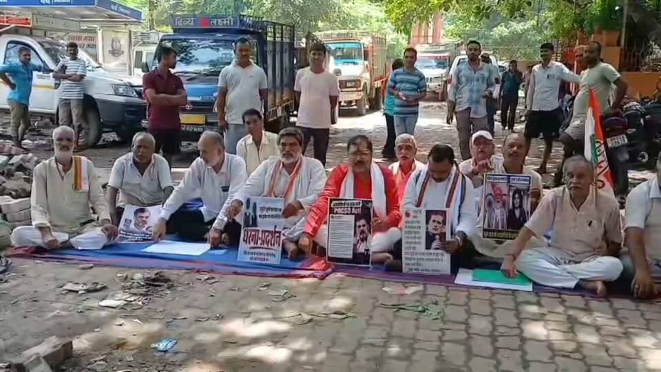 जमुई कांड के विरोध में गया में कांग्रेस का हल्ला-बोल, दोषियों को फांसी और CM के इस्तीफे की मांग
गया के गांधी मैदान गेट नंबर 5 पर आज जिला कांग्रेस कमेटी ने धरना-प्रदर्शन किया। जमुई में छात्राओं के साथ हुई घटना को लेकर कांग्रेस ने सरकार को घेरा।पूर्व जिलाध्यक्ष डॉ. गगन ने कहा - दोषियों को फांसी हो और कानून-व्यवस्था के मुद्दे पर मुख्यमंत्री सम्राट चौधरी इस्तीफा दें। प्रदेश सचिव रणजीत कश्यप ने भी यही मांग दोहराई।धरने में जिलाध्यक्ष रजनीश कुमार समेत दर्जनों नेता मौजूद रहे।