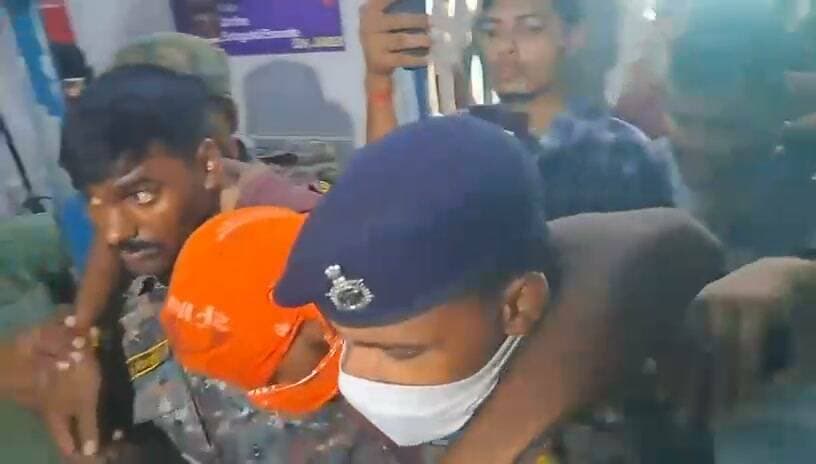 जमुई छेड़खानी कांड के मुख्य आरोपी नंदन यादव का एनकाउंटर, पैर में लगी गोली
जमुई नाबालिग छेड़खानी कांड में फरार चल रहे मुख्य आरोपी नंदन यादव के साथ पुलिस की मुठभेड़ हुई है। मुठभेड़ के दौरान आरोपी के पैर में गोली लगी है और वह घायल हो गया है।
#JamuiNews #BiharNews #JamuiEncounter