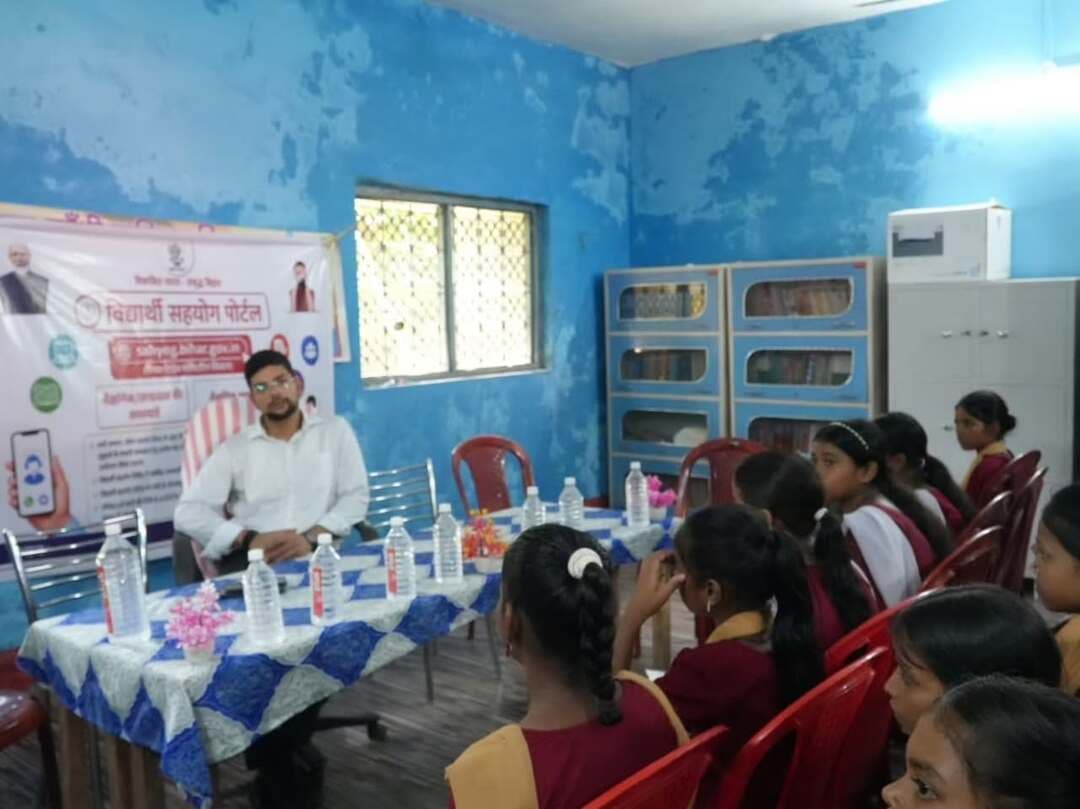 समाहरणालय पूर्णिया,
जनसंपर्क कार्यालय,
प्रेस विज्ञप्ति:-1441,
दिनांक 22/9/2026,
==================
जिलाधिकारी ने कस्तूरबा गांधी बालिका विद्यालय रौटा और आंगनबाड़ी केंद्र का किया औचक निरीक्षण:-
बुनियादी ढांचे को दुरुस्त करने के दिए सख्त निर्देश:-
पूर्णिया के जिला पदाधिकारी श्री अंशुल कुमार भा०प्र०से० द्वारा मंगलवार को वैसा प्रखंड अंतर्गत कस्तूरबा गांधी बालिका विद्यालय, रौटा का औचक निरीक्षण किया गया।
निरीक्षण के दौरान जिलाधिकारी ने विद्यालय परिसर की व्यवस्था, साफ-सफाई और छात्राओं को मिलने वाली सुविधाओं का जायजा लिया।
निरीक्षण के उपरांत जिलाधिकारी ने कड़े दिशा-निर्देश जारी करते हुए प्रखंड पंचायती राज पदाधिकारी एवं कार्यक्रम पदाधिकारी को व्यवस्था में तत्काल सुधार करने के निर्देश दिए:
वीसी जी राम जी योजना के तहत शौचालय निर्माण:-- विद्यालय में वीसी जी राम जी (VCG RAM G) योजना के तहत अत्याधुनिक शौचालय परिसर का निर्माण कार्य जल्द से जल्द पूरा करने का निर्देश दिया गया।
सड़क एवं पहुंच मार्ग का सुदृढ़ीकरण:- छात्रावास के मुख्य द्वार से मुख्य रास्ते तक छात्राओं की आवाजाही को सुगम बनाने हेतु पीसीसी (PCC) सड़क निर्माण कराने का जिला पदाधिकारी महोदय ने आदेश दिया।
सुरक्षा व्यवस्था का पुख्ता इंतजाम:--- छात्राओं की सुरक्षा को सर्वोपरि रखते हुए विद्यालय परिसर की चौहद्दी/चारदीवारी (Boundary Wall) को और ऊंचा कराने का स्पष्ट निर्देश दिया गया।
आंगनबाड़ी केंद्र सं. 82 के जीर्णोद्धार का निर्देश:--
कस्तूरबा गांधी बालिका विद्यालय के निरीक्षण के पश्चात् जिलाधिकारी महोदय ने ग्राम पंचायत कंजिया स्थित वार्ड नंबर 02 के आंगनबाड़ी केंद्र संख्या 82 का भी जायजा लिया।
केंद्र की स्थिति को देखते हुए उन्होंने कार्यक्रम पदाधिकारी, वैसा को आंगनबाड़ी केंद्र का अविलंब रिनोवेशन (जीर्णोद्धार) कराने का निर्देश दिया ताकि छोटे बच्चों और धात्री माताओं को बेहतर माहौल एवं सुविधाएं उपलब्ध कराई जा सकें।
निरीक्षण के दौरान सहायक समाहर्ता सुश्री कुमुद मिश्रा, अनुमंडल पदाधिकारी बायसी श्री अभिषेक रंजन,निदेशक डीआरडीए श्री अमरेंद्र कुमार सिन्हा एवं संबंधित पदाधिकारी मौजूद थे।
