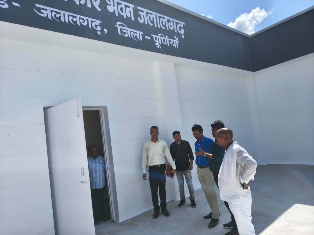 समाहरणालय पूर्णिया,
जनसंपर्क कार्यालय,
प्रेस विज्ञप्ति: 1439,
दिनांक22 सितंबर 2026,
==================
जिलाधिकारी के निर्देश पर विकास कार्यों का भौतिक निरीक्षण, जलालगढ़ एवं कसबा के विभिन्न पंचायत सरकार भवन पहुंचे जिला पंचायत राज पदाधिकारी:-
जिलाधिकारी श्री अंशुल कुमार (भा.प्र.से.) के निर्देश के आलोक में जिले में चल रही विभिन्न विकास योजनाओं एवं जन-कल्याणकारी कार्यों के पारदर्शी एवं त्वरित क्रियान्वयन को लेकर वरीय पदाधिकारियों एवं संबंधित अधिकारियों द्वारा लगातार स्थलीय निरीक्षण किया जा रहा है।
इसी कड़ी में मंगलवार को जिला पंचायत राज पदाधिकारी द्वारा जलालगढ़ प्रखंड अंतर्गत हांसी बेगमपुर पंचायत सरकार भवन तथा पंचायत सरकार भवन जलालगढ़, ग्राम पंचायत एकाम्बा और कसबा प्रखंड अंतर्गत पंचायत सरकार भवन घुड़दौड़ का औचक स्थलीय निरीक्षण किया गया।
निरीक्षण के दौरान उन्होंने पंचायत सरकार भवन के निर्माण कार्य, उपलब्ध सुविधाओं एवं विभिन्न कार्य-दस्तों की स्थिति का जायजा लिया।
मौके पर उपस्थित संबंधित अधिकारियों एवं कार्य एजेंसी को सख्त निर्देश देते हुए उन्होंने कहा कि भवन निर्माण एवं अन्य विकास कार्यों में जहां भी त्रुटियां या कार्य अधूरे पाए गए हैं, उन्हें निर्धारित समय-सीमा के भीतर गुणवत्ता के साथ पूर्ण करना सुनिश्चित करें। कार्य में किसी भी प्रकार की शिथिलता या लापरवाही बर्दाश्त नहीं की जाएगी।
निरीक्षण के दौरान संबम्धित प्रखंड पंचायत राज पदाधिकारी, तकनीकी सहायता, कार्यपालक सहायक एवं संबंधित कर्मी मौजूद थे।