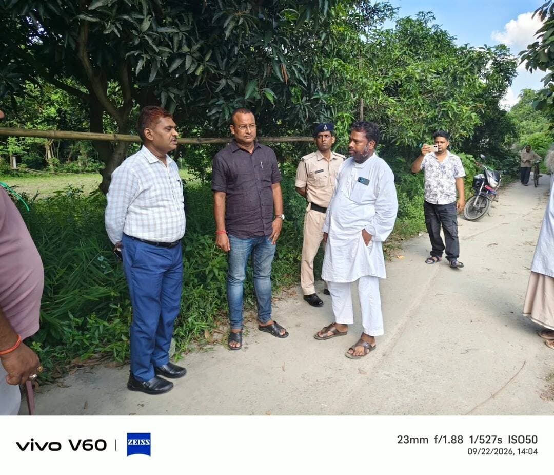समाहरणालय पूर्णिया,
जनसंपर्क कार्यालय,
प्रेस विज्ञप्ति : 1438,
दिनांक: 22 सितंबर 2026,
==================
सरकारी आधारभूत संरचनाओं के निर्माण हेतु भूमि उपलब्धता के लिए जिला प्रशासन का लगातार स्थलीय निरीक्षण जारी:-
जिला पदाधिकारी पूर्णिया श्री अंशुल कुमार (भा०प्र०से०) के दिशा-निर्देशों के आलोक में जिले में सरकारी आधारभूत संरचनाओं के त्वरित एवं सुचारू निर्माण हेतु उपयुक्त भूमि की उपलब्धता सुनिश्चित की जा रही है।
इसी क्रम में वरीय अधिकारियों एवं संबंधित विभागीय पदाधिकारियों द्वारा लगातार विभिन्न स्थलों का भौतिक निरीक्षण किया जा रहा है।
इसी कड़ी में मंगलवार को उप विकास आयुक्त श्री राजीव कुमार द्वारा कसबा प्रखंड का दौरा किया गया। निरीक्षण के दौरान उन्होंने कसबा प्रखंड अंतर्गत प्रस्तावित नए आंगनबाड़ी केंद्र के निर्माण हेतु स्थल की उपयोगिता, भूमि की उपलब्धता और पहुंच मार्ग का बारीकी से जायजा लिया गया और विभिन्न आंगनबाड़ी केंद्रों का निरीक्षण किया गया।
निरीक्षण के दौरान अधिकारियों को निर्देशित किया गया कि आंगनबाड़ी केंद्र के निर्माण हेतु ऐसी भूमि का चयन किया जाए जो स्थानीय ग्रामीणों और बच्चों की पहुंच के लिए सुलभ एवं सुरक्षित हो।
जिला प्रशासन का मुख्य उद्देश्य जिले के विकास कार्यों और जन-कल्याणकारी योजनाओं के लिए आवश्यक भूमि उपलब्ध कराकर निर्माण कार्यों में गति लाना है।