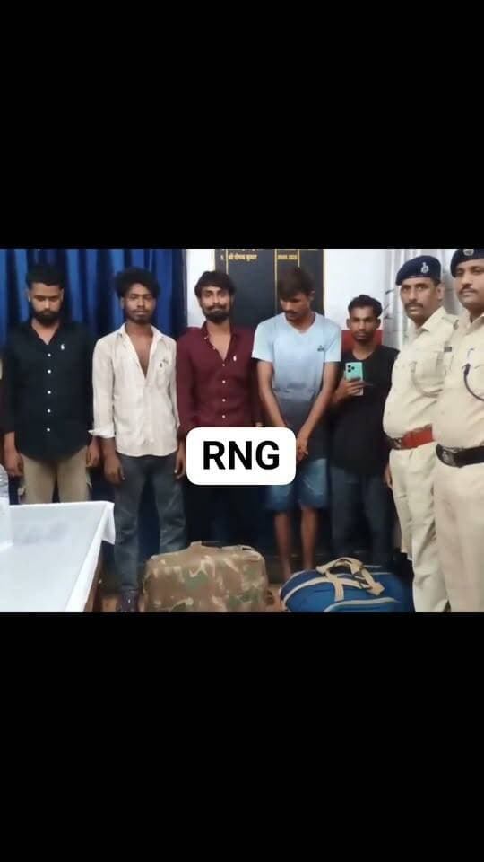 ऑपरेशन यात्री सुरक्षा के तहत आरपीएफ आरा एवं जीआरपी आरा की संयुक्त कार्रवाई में चोरी के सामान के साथ 05 अभियुक्त गिरफ्तार
आरा