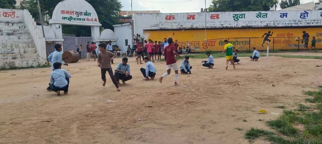 ✅ सेवा संकल्प अभियान के तहत ब्लॉक स्तरीय खो-खो प्रतियोगिता सम्पन्न
✅ 350 खिलाड़ियों ने दिखाया दमखम
जिला खेल और युवा कल्याण विभाग हरदा एवं शिक्षा विभाग के तत्वाधान में सेवा संकल्प अभियान के तहत मंगलवार को ब्लॉक स्तर खो खो प्रतियोगिता आयोजित की गई। ब्लॉक समन्वयक श्रीमती सलमा खान ने बताया कि प्रतियोगिता में विकासखंड हरदा से कन्या शाला हरदा, महात्मा गांधी स्कूल, शास. उत्कृष्ट विद्यालय, होलीफेथ स्कूल, पिनेकल अकादमी, महर्षि ज्ञानपीठ स्कूल, रेड फ्लावर स्कूल नकवाड़ा, द फाउंडेशन ऑफ एजुकेशन स्कूल, जोनर एजुकेशन सिस्टम स्कूल, सेंटमेरी स्कूल, सनफ्लावर स्कूल एवं संस्कार स्कूल हरदा के 14 वर्ष एवं 17 वर्ष आयु वर्ग के बालक-बालिका खिलाड़ियों ने भाग लिया।
प्रतियोगिता में कुल लगभग 350 खिलाड़ियों ने भाग लेकर अपनी प्रतिभा का प्रदर्शन किया। प्रतियोगिता का शुभारंभ श्री नितेश बादर, श्री पुरुषोत्तम झिंझोरे, श्री नीरज लाठी एवं श्री विष्णु गोदारा द्वारा खिलाड़ियों से परिचय प्राप्त कर किया गया। प्रतियोगिता ब्लॉक समन्वयक सुश्री सलमा खान, खेल प्रकोष्ठ प्रदेश सह संयोजक श्री भूपेंद्र सिंह तोमर एवं व्यायाम शिक्षक श्री नीरेंद्र सेवरिक के सहयोग से सम्पन्न हुई। निर्णायक के रूप में व्यायाम शिक्षक श्री राहुल कुशवाहा, श्री रोनित राठौड़, श्री दर्शन खोरे, श्री नितिन रामकुचे, सुश्री अनीता मिश्रा, सुश्री त्रिवेणी सिरोंइया एवं सुश्री कुमकुम राजगया उपस्थित रहे।
प्रतियोगिता में 14 वर्ष बालिका वर्ग में द फाउंडेशन ऑफ एजुकेशन स्कूल हरदा ने प्रथम, सन् फ्लावर स्कूल ने द्वितीय व जोनर एजुकेशन सिस्टम स्कूल ने तृतीय स्थान प्राप्त किया। इसी प्रकार 14 वर्ष बालक वर्ग में जोनर एजुकेशन सिस्टम हरदा ने प्रथम, द फाण्डेशन ऑफ एजुकेशन ने द्वितीय व महर्षि ज्ञानपीठ स्कूल हरदा ने तृतीय स्थान प्राप्त किया। प्रतियोगिता में 17 वर्ष बालिका वर्ग में कन्या शाला हरदा ने प्रथम, रेड फ्लावर स्कूल नकावडा ने द्वितीय व खो खो कल्याण संघ हरदा ने तृतीय तथा 17 वर्ष बालक वर्ग में महर्षि ज्ञानपीठ स्कूल हरदा ने प्रथम, द फाण्डेशन ऑफ एजुकेशन ने द्वितीय व जॉनर एजुकेशन स्कूल हरदा ने तृतीय स्थान प्राप्त किया।
Jansampark Madhya Pradesh
Department of Sports & Youth Welfare, Madhya Pradesh
#सेवा_संकल्प_अभियान
#SevaSankalpAbhiyan
#Harda #हरदा
