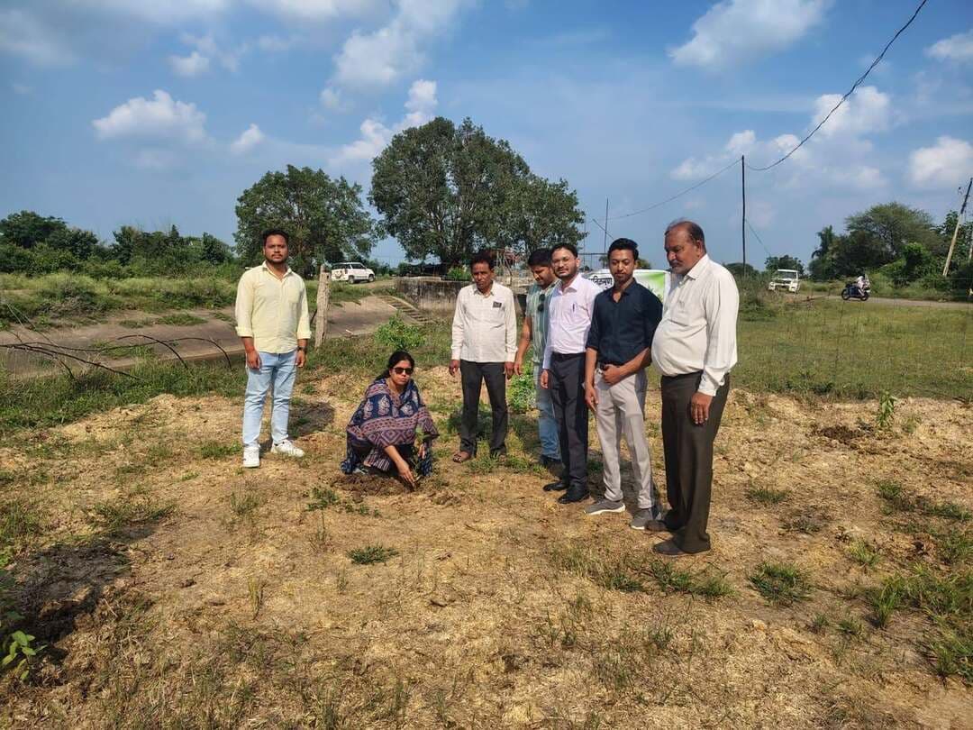 ✅ सेवा संकल्प अभियान के तहत तवा बांयी तट नहर पर वृक्षारोपण कार्यक्रम आयोजित
प्रधानमंत्री श्री नरेन्द्र मोदी के जनसेवा एवं राष्ट्रसेवा के 25 वर्ष पूर्ण होने के उपलक्ष्य में 17 सितंबर से 17 अक्टूबर 2026 तक ‘सेवा संकल्प अभियान-2026’ का आयोजन किया जा रहा है। इसी क्रम में सेवा संकल्प अभियान के तहत जल संसाधन विभाग हरदा द्वारा पर्यावरण संरक्षण एवं नहरों के सुदृढ़ीकरण के उद्देश्य से मंगलवार को तवा बांयी तट नहर के चैन 4047 पर रेवापुर उपनहर उप संभाग अंतर्गत वृक्षारोपण कार्यक्रम कराया गया। वृक्षारोपण कार्यक्रम में विभिन्न प्रजातियों के पौधों का रोपण किया गया। इस अवसर पर कार्यपालन यंत्री जल संसाधन विभाग हरदा श्रीमती सोनम बाजपेयी, अनुविभागीय अधिकारी रेवापुर उपनहर अनुविभाग हरदा श्री उत्कर्ष पाटिल, अनुविभागीय अधिकारी सोनतलाई उपनहर अनुविभाग हरदा श्री रोहन विलियम्स एवं समस्त उपयंत्री तथा कर्मचारी उपस्थित रहे। कार्यपालन यंत्री श्रीमती बाजपेयी ने बताया कि विभाग द्वारा नहरों के किनारे वृक्षारोपण कर पर्यावरण को हरा-भरा बनाने एवं मिट्टी के कटाव को रोकने के लिए निरंतर अभियान चलाया जा रहा है। उन्होंने सभी अधिकारियों एवं कर्मचारियों से पौधों की देखभाल करने एवं पर्यावरण संरक्षण में सहयोग करने का आह्वान किया।
Jansampark Madhya Pradesh Department of Water Resources, Madhya Pradesh
#सेवा_संकल्प_अभियान
#SevaSankalpAbhiyan
#Vriksharopan
#Harda #हरदा