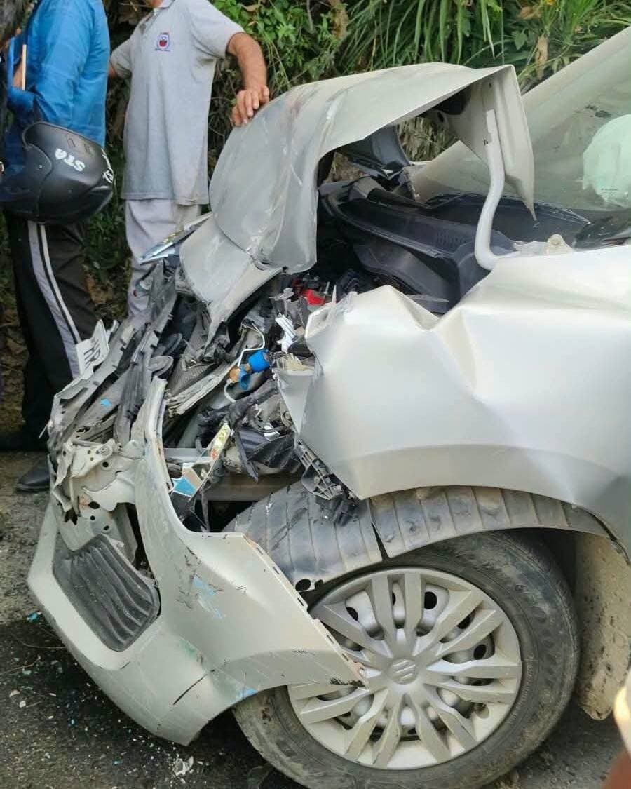 ब्रेकिंग न्यूज
मुश्ताक बस और कार के बीच जबरदस्त भिड़त ।
सलूणी- कुंडपतरुमा तेलका मार्ग पर लिग्गा के पास ठेरा मोड़ पर निजी मुस्ताक बस और कार के बीच जोरदार टक्कर हो गई।
टक्कर इतनी भीषण थी कि दोनों वाहनों को नुकसान पहुंचा है, लेकिन गनीमत यह रही कि इस दुर्घटना में किसी भी प्रकार का जान-माल का नुकसान नहीं हुआ है।
#accident #takran