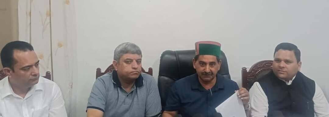 किशाऊ बांध परियोजना पर समझौता निर्णायक एवं ऐतिहासिक : उप मुख्य सचेतक केवल सिंह पठानिया
वाइल्ड फ्लावर हॉल के मालिकाना हक से प्रदेश को 450 करोड़ रुपये प्राप्त, हर वर्ष 20 करोड़ रुपये की होगी आय
चंबा टुडे चैनल
उप मुख्य सचेतक केवल सिंह पठानिया ने आज आयोजित प्रेस वार्ता में प्रदेश सरकार की विभिन्न विकासात्मक उपलब्धियों, लंबित वित्तीय अधिकारों तथा चम्बा जिला से जुड़े महत्वपूर्ण विषयों पर विस्तारपूर्वक जानकारी साझा की। उन्होंने कहा कि मुख्यमंत्री ठाकुर सुखविंदर सिंह सुक्खू के नेतृत्व में प्रदेश सरकार हिमाचल प्रदेश के हितों की रक्षा, वित्तीय संसाधनों को सुदृढ़ करने तथा विकास को नई गति देने के लिए निरंतर प्रयासरत है।
किशाऊ बांध परियोजना को लेकर हुए समझौते को हिमाचल प्रदेश के लिए निर्णायक एवं ऐतिहासिक कदम बताते हुए उन्होंने कहा कि इस परियोजना से प्रदेश को बड़ा आर्थिक लाभ प्राप्त होगा। उन्होंने कहा कि समझौते के अनुसार हिमाचल प्रदेश को किशाऊ बांध से उत्पादित होने वाली 211 मेगावाट बिजली प्राप्त होगी। इस बिजली के उत्पादन पर हजारों करोड़ रुपये का खर्च अनुमानित था, लेकिन अब यह खर्च हिमाचल प्रदेश को वहन नहीं करना पड़ेगा। पानी का उपयोग करने वाले संबंधित राज्य ही यह खर्च वहन करेंगे। उन्होंने कहा कि प्रदेश सरकार ने किशाऊ परियोजना से संबंधित समझौते में हिमाचल प्रदेश के हितों को सर्वोच्च प्राथमिकता दी और लंबे समय तक चली बातचीत के बाद प्रदेश के पक्ष में महत्वपूर्ण निर्णय सुनिश्चित किया। उन्होंने बताया कि आकलन के अनुसार किशाऊ विद्युत परियोजना से पहले लगभग 600 करोड़ रुपये की आय होने की संभावना थी, जबकि परियोजना के पूरा होने के बाद वर्तमान अनुमान के अनुसार हिमाचल प्रदेश को प्रतिवर्ष लगभग 1,200 करोड़ रुपये की आय प्राप्त होने की संभावना है। इससे प्रदेश की आर्थिकी को मजबूती मिलेगी और इसका लाभ प्रदेश के लोगों तक पहुंचाया जाएगा।
वाइल्ड फ्लावर हॉल के संबंध में उप मुख्य सचेतक ने कहा कि यह होटल पिछले 23 वर्षों से मात्र एक रुपये की लीज पर था। मुख्यमंत्री ठाकुर सुखविंदर सिंह सुक्खू के नेतृत्व में प्रदेश सरकार द्वारा लीज रद्द किए जाने के पश्चात प्रदेश को इसके मालिकाना हक प्राप्त हुए हैं। उन्होंने कहा कि इस निर्णय से प्रदेश को लगभग 450 करोड़ रुपये की राशि प्राप्त हुई है, जबकि हर वर्ष लगभग 20 करोड़ रुपये की आय होने की संभावना है। उन्होंने कहा कि यह कदम प्रदेश के संसाधनों के उचित उपयोग तथा आर्थिक हितों की रक्षा की दिशा में महत्वपूर्ण है। प्रदेश के 75 लाख हिमाचलवासियों के हितों को ध्यान में रखते हुए सरकार द्वारा लिए जा रहे ऐसे निर्णय राज्य की आर्थिक स्थिति को मजबूत करने में सहायक सिद्ध होंगे।
बीबीएमबी से लंबित राशि के संबंध में उन्होंने कहा कि मुख्यमंत्री ठाकुर सुखविंदर सिंह सुक्खू भाखड़ा ब्यास प्रबंध बोर्ड से हिमाचल प्रदेश की लंबित 7,200 करोड़ रुपये की राशि की वसूली के लिए लगातार प्रयास कर रहे हैं। उन्होंने कहा कि इस दिशा में प्रदेश के पक्ष में सकारात्मक संकेत देखने को मिल रहे हैं और सरकार राज्य के अधिकारों की प्राप्ति के लिए गंभीरता से कार्य कर रही है। उन्होंने कहा कि हिमाचल प्रदेश के वित्तीय एवं संवैधानिक अधिकारों से जुड़े विषयों को उचित मंचों पर प्रभावी ढंग से उठाया जा रहा है, ताकि प्रदेश को उसके जायज अधिकार प्राप्त हो सकें।
शानन एवं बैरास्यूल परियोजनाओं के संबंध में उप मुख्य सचेतक ने कहा कि इन परियोजनाओं की निर्धारित 40 वर्ष की समय सीमा पूरी हो चुकी है। उन्होंने कहा कि इन परियोजनाओं पर प्रदेश के अधिकारों से संबंधित विषयों पर उचित निर्णय लिया जाना चाहिए तथा शानन परियोजना को हिमाचल प्रदेश राज्य विद्युत बोर्ड के माध्यम से प्रदेश की जनता को समर्पित किया जाना चाहिए। उन्होंने बैरास्यूल परियोजना के ऐतिहासिक महत्व का उल्लेख करते हुए कहा कि यह देश की प्रारंभिक पनबिजली परियोजनाओं में से एक है। उन्होंने कहा कि वाटर सेस, शानन एवं बैरास्यूल परियोजनाओं तथा बीबीएमबी से लंबित राशि जैसे महत्वपूर्ण मामलों में प्रदेश के हितों के अनुरूप निर्णय होने से हिमाचल प्रदेश के विकास को नई गति मिल सकती है। उन्होंने कहा कि इन अधिकारों एवं वित्तीय संसाधनों की प्राप्ति प्रदेश के विभिन्न विकासात्मक कार्यों के लिए महत्वपूर्ण साबित होगी।
प्रदेश की वित्तीय स्थिति पर उन्होंने कहा कि केंद्र सरकार के वित्त आयोग के माध्यम से वर्ष 1952 से प्रदेश को मिल रहे 8,000 से 10,000 करोड़ रुपये के राजस्व घाटा अनुदान को बंद कर दिया गया है। उन्होंने कहा कि इन वित्तीय चुनौतियों के बावजूद प्रदेश सरकार हिमाचल प्रदेश को आर्थिक संकट से बाहर निकालने और आत्मनिर्भरता की दिशा में आगे बढ़ाने के लिए निरंतर प्रयास कर रही है। उन्होंने कहा कि सरकार वित्तीय संसाधनों को मजबूत करने, आर्थिक चुनौतियों का सामना करने तथा विकास कार्यों को गति प्रदान करने के लिए विभिन्न स्तरों पर कार्य कर रही है।
चम्बा जिला में जलविद्युत परियोजनाओं से होने वाली पर्यावरणीय क्षति का उल्लेख करते हुए उन्होंने कहा कि चमेरा परियोजना चरण-I, II एवं III के कारण पर्यावरणीय नुकसान का भार चम्बा जिला के लोगों को सहन करना पड़ रहा है, जबकि इन परियोजनाओं से प्राप्त होने वाले लाभ का अपेक्षित हिस्सा अन्य क्षेत्रों को मिल रहा है। उन्होंने कहा कि चम्बा जिला को इन परियोजनाओं से होने वाले लाभों में उचित हिस्सेदारी मिलनी चाहिए। उन्होंने पर्यावरणीय संसाधनों के संरक्षण तथा परियोजनाओं से प्रभावित क्षेत्रों के विकास को प्राथमिकता दिए जाने की आवश्यकता पर बल दिया। उन्होंने यह भी कहा कि चम्बा जिला का आकांक्षी जिला की सूची में शामिल होना यहां की विकासात्मक चुनौतियों को दर्शाता है। ऐसे में जिले के लोगों के हितों को ध्यान में रखते हुए विकासात्मक एवं वित्तीय लाभ सुनिश्चित किए जाने की आवश्यकता है।
चंडीगढ़ में हिमाचल प्रदेश के 7.19 प्रतिशत हिस्से से संबंधित विषय पर उन्होंने कहा कि प्रदेश सरकार के प्रयास लगातार जारी हैं। उन्होंने कहा कि प्रदेश के अधिकारों से जुड़े महत्वपूर्ण मामलों को उचित मंचों पर उठाया जा रहा है और सरकार हिमाचल प्रदेश के हितों की रक्षा के लिए प्रतिबद्ध है।
इलेक्ट्रिक बसों के प्रावधान का उल्लेख करते हुए उप मुख्य सचेतक ने कहा कि प्रदेश की भौगोलिक परिस्थितियों को देखते हुए इलेक्ट्रिक बसों के संचालन को लेकर विभिन्न आशंकाएं सामने आ रही थीं। इसके बावजूद मुख्यमंत्री ठाकुर सुखविंदर सिंह सुक्खू ने व्यवस्था परिवर्तन की दिशा में महत्वपूर्ण कदम उठाते हुए हिमाचल प्रदेश के लिए एक हज़ार इलेक्ट्रिक बसों का प्रावधान किया है। उन्होंने कहा कि इलेक्ट्रिक बसों के संचालन से हिमाचल पथ परिवहन निगम की आय में वृद्धि होने के साथ-साथ पर्यावरण संरक्षण को भी बढ़ावा मिलेगा।
उप मुख्य सचेतक केवल सिंह पठानिया ने कहा कि प्रदेश सरकार द्वारा लिए जा रहे सभी निर्णायक एवं दूरदर्शी फैसले हिमाचल प्रदेश के 75 लाख हिमाचलवासियों के हितों को ध्यान में रखते हुए किए जा रहे हैं। सरकार का उद्देश्य प्रदेश के अधिकारों की रक्षा करना, वित्तीय संसाधनों को मजबूत करना, पर्यावरण संरक्षण को बढ़ावा देना तथा विकास की गति को तेज करते हुए हिमाचल प्रदेश को आत्मनिर्भरता की दिशा में आगे ले जाना है।
इस अवसर पर सदर विधायक नीरज नैय्यर, अध्यक्ष जिला कांग्रेस कमेटी सुरजीत भरमौरी, अध्यक्ष प्रदेश हज कमेटी दिलदार अली बट्ट व अध्यक्ष ब्लॉक कांगेस कमेटी ओम प्रकाश उपस्थित रहे।