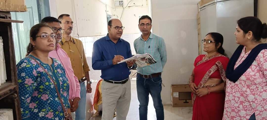SKMCH में DACO डॉ. सी.के. दास का औचक निरीक्षण, ART सेंटर और CD4 लैब की व्यवस्थाओं का लिया जायजा
मुजफ्फरपुर के SKMCH स्थित ART केंद्र एवं CD4 लैब का DACO डॉ. सी.के. दास ने औचक निरीक्षण किया। इस दौरान उन्होंने केंद्र के सभी कर्मियों से उनके कार्यों की व्यक्तिगत रूप से समीक्षा की और माइक्रोबायोलॉजी विभागाध्यक्ष से CD4 लैब की कार्यप्रणाली एवं व्यवस्थाओं की विस्तृत जानकारी ली। निरीक्षण के दौरान ART केंद्र के नोडल ऑफिसर डॉ. अमित कुमार एवं DIS मुजफ्फरपुर जय प्रकाश सिंह मौजूद रहे।
#Muzaffarpur #SKMCH #ARTCenter #CD4Lab #DACO #HealthNews #TirhutNow