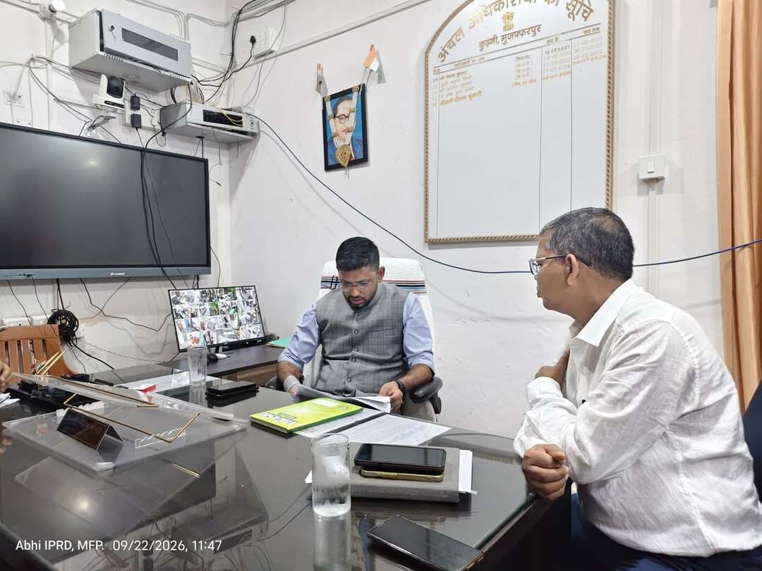 कुढ़नी अंचल कार्यालय में DM का बड़ा एक्शन! 6 हल्कों के राजस्व कर्मचारियों का वेतन रोका, 2 पर विभागीय कार्रवाई की चेतावनी
मुजफ्फरपुर के कुढ़नी प्रखंड-सह-अंचल कार्यालय में जिलाधिकारी कुमार गौरव ने औचक निरीक्षण कर राजस्व कार्यों की समीक्षा की। दाखिल-खारिज के मामलों में लापरवाही और बड़ी संख्या में आवेदन लंबित मिलने पर डीएम ने कड़ी नाराजगी जताई। दरियापुर कफेन और चैनपुर वाजिद के राजस्व कर्मचारियों का वेतन अगले आदेश तक रोकने का निर्देश दिया गया है। वहीं माधोपुर, लदौरा, सकरी सरैया और कुढ़नी हल्का के राजस्व कर्मचारियों का वेतन भी तत्काल प्रभाव से रोक दिया गया है।
डीएम ने स्पष्ट कहा कि राजस्व कार्यों में शिथिलता, लापरवाही या अनियमितता बर्दाश्त नहीं की जाएगी। दोष प्रमाणित होने पर संबंधित कर्मचारियों के खिलाफ प्रपत्र-क गठित कर विभागीय कार्रवाई शुरू की जाएगी।
वहीं परिमार्जन के 1,650 आवेदन सीओ के लॉग-इन में लंबित मिलने पर जिलाधिकारी ने अंचलाधिकारी को अंतिम चेतावनी दी और समय-सीमा के भीतर गुणवत्तापूर्ण तरीके से मामलों के निष्पादन का निर्देश दिया।
निरीक्षण के दौरान डीएम ने आम लोगों की शिकायतें भी सुनीं और कई मामलों का मौके पर समाधान कराया। इसके बाद चदुआ पंचायत में अभियान बसेरा शिविर का निरीक्षण कर पात्र लोगों से बिहारभूमि पोर्टल या शिविर के माध्यम से आवेदन करने की अपील की।
#Muzaffarpur #Kudhni #DMKumarGaurav #BiharNews #TirhutNow