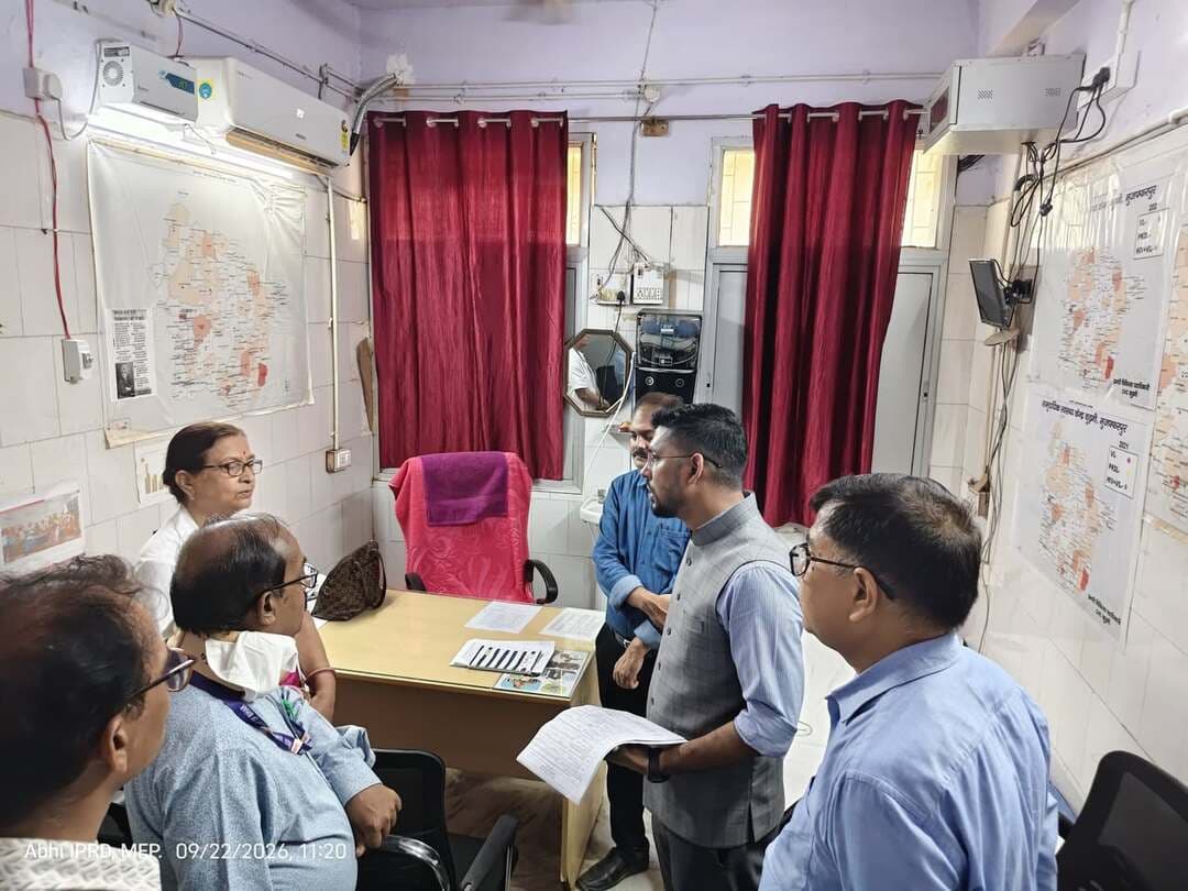 मुजफ्फरपुर के कुढ़नी CHC पर DM का बड़ा एक्शन! औचक निरीक्षण में खुली कुव्यवस्था, प्रभारी और हेल्थ मैनेजर से जवाब-तलब; 7 दिन का अल्टीमेटम
मुजफ्फरपुर के कुढ़नी सामुदायिक स्वास्थ्य केन्द्र में मंगलवार को जिलाधिकारी कुमार गौरव ने अचानक पहुंचकर करीब एक घंटे तक अस्पताल की स्वास्थ्य व्यवस्था का जायजा लिया। निरीक्षण के दौरान अस्पताल की चिकित्सा व्यवस्था, साफ-सफाई, दवा वितरण, ओपीडी-आईपीडी, इमरजेंसी, ऑपरेशन थिएटर, टीकाकरण, संस्थागत प्रसव समेत विभिन्न सेवाओं की बारीकी से जांच की गई। डीएम ने मरीजों और उनके परिजनों से सीधे फीडबैक भी लिया।
अस्पताल की कुव्यवस्था और स्वास्थ्य सेवाओं में लापरवाही पर जिलाधिकारी ने नाराजगी जताते हुए प्रभारी चिकित्सा पदाधिकारी और प्रखंड स्वास्थ्य प्रबंधक से स्पष्टीकरण मांगा है। दोनों अधिकारियों को व्यवस्था में सुधार के लिए अंतिम रूप से 7 दिन का समय दिया गया है। डीएम ने चेतावनी दी कि दोबारा निरीक्षण में कमी मिलने पर जिम्मेदारी तय कर सख्त अनुशासनात्मक एवं विभागीय कार्रवाई की जाएगी।
वहीं, कुढ़नी CHC में 7 से 10 दिनों के भीतर सिजेरियन प्रसव और ऑपरेशन की सुविधा शुरू होने की जानकारी दी गई है। अस्पताल में पदस्थापित एनेस्थेटिस्ट के लौटने और जरूरी व्यवस्थाएं पूरी होने के बाद यह सुविधा शुरू की जाएगी। इसके अलावा ब्लॉक पब्लिक हेल्थ यूनिट भी जल्द क्रियाशील होगी।
Tirhut Now — मुजफ्फरपुर और बिहार की हर महत्वपूर्ण खबर से जुड़े रहने के लिए हमें फॉलो करें।
#Muzaffarpur #Kudhni #DMKumarGaurav #HealthNews #TirhutNow