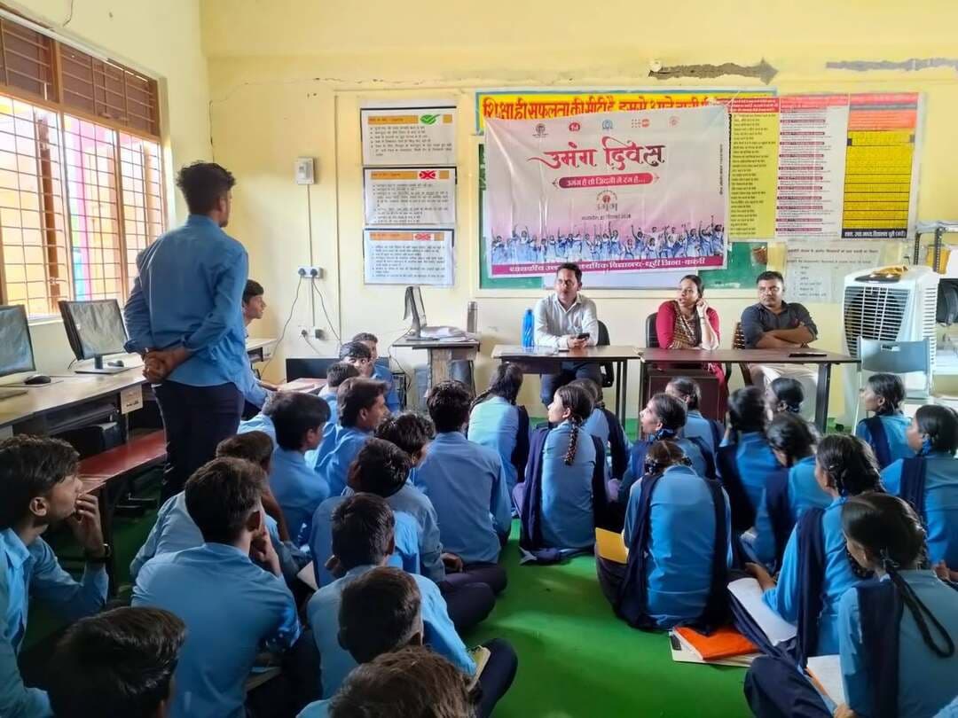 🔳शासकीय उच्चतर माध्यमिक विद्यालय धूरी मनाया गया उमंग दिवस
🔳विद्यार्थियों को दिलाई समानता एवं समान अधिकार की शपथ
🔳कटनी - शासकीय उच्चतर माध्यमिक विद्यालय धूरी में उमंग दिवस के अवसर पर कार्यक्रम का आयोजन किया गया। कार्यक्रम में विद्यार्थियों को महिला-पुरुष तथा बालक-बालिका के बीच समानता, समान शिक्षा और समान अधिकार के प्रति जागरूक करते हुए शपथ दिलाई गई।
कार्यक्रम में उमंग से संबंधित पोस्टर प्रदर्शित कर विद्यार्थियों को समानता के महत्व की जानकारी दी गई। विद्यालय की प्राचार्य श्रीमती गरिमा चंद्रवंशी ने उमंग कार्यक्रम के उद्देश्यों तथा महिला-पुरुष एवं बालक-बालिका की समानता के संबंध में विद्यार्थियों को संबोधित किया। उन्होंने कहा कि प्रत्येक व्यक्ति को शिक्षा, अवसर और अधिकारों में समानता मिलनी चाहिए।
उमंग प्रभारी शिक्षक सुमेर सिंह लोधी ने भी विद्यार्थियों को उमंग कार्यक्रम के संबंध में विस्तार से जानकारी दी। इस अवसर पर प्रश्नोत्तरी प्रतियोगिता का आयोजन किया गया, जिसमें विद्यार्थियों ने उत्साहपूर्वक भाग लेते हुए प्रश्नों के उत्तर दिए।
कार्यक्रम में विद्यार्थियों की सक्रिय सहभागिता रही। कार्यक्रम को सफल बनाने में दीपक हनुमत, एकता विश्वकर्मा, पूजा मरावी, अजय कुमार चौबे एवं अनामिका पांडे का सहयोग रहा।
#JansamparkMP
#CMMadhyaPradesh
#DrMohanYadav51
#udaypratapmp
#jbpcommissioner
#katni
#कटनी