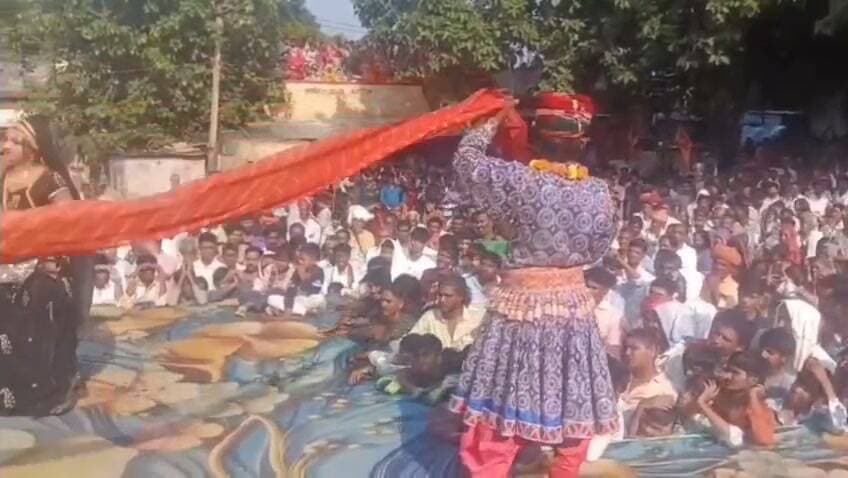 जलझूलनी एकादशी पर काछोला में उमड़ा आस्था का सैलाब
ठाकुरजी के साथ एक दर्जन से अधिक बेवाणों ने किया जलविहार
बेवाणों के दर्शन को उमड़े श्रद्धालु, झांकियों, भवाई और भजनों ने बढ़ाया उत्सव का रंग
असलम रंगरेज | काछोला
काछोला में जलझूलनी एकादशी श्रद्धा और उल्लास के साथ मनाई गई। श्री चारभुजा संस्थान एवं ग्रामवासियों के आयोजन में विभिन्न मंदिरों से ठाकुरजी के साथ एक दर्जन से अधिक सजे-धजे बेवाण भव्य शोभायात्रा के रूप में निकले। ढोल-नगाड़ों और जयकारों के बीच बड़ी संख्या में श्रद्धालु शामिल हुए।
भगवान लक्ष्मीनाथ जी सहित विभिन्न मंदिरों के बेवाण प्रमुख मार्गों से होते हुए प्रताप सागर तालाब पहुंचे। मार्ग में श्रद्धालुओं ने बेवाणों के दर्शन कर पूजा-अर्चना की।
भजनों और झांकियों ने बांधा समां
‘मंच एक, स्वर अनेक—भजनों की गंगा’ कार्यक्रम में बबलू राजस्थानी, ओम वैष्णव, राजूलाल धाकड़, त्रिशा सुथार और दिव्या वैष्णव ने भजनों की प्रस्तुतियां दीं। वहीं बाहुबली हनुमान जी, सांवरिया सेठ, भैरूनाथ जी और माताजी की झांकियों के साथ भवाई नृत्य ने लोगों का ध्यान खींचा।
प्रताप सागर में हुआ जलविहार
तालाब पहुंचने पर ठाकुरजी एवं बेवाणों की पूजा-अर्चना के बाद धार्मिक अनुष्ठान संपन्न हुए। इसके बाद ठाकुरजी के साथ आए एक दर्जन से अधिक बेवाणों ने प्रताप सागर तालाब में जलविहार किया। महाआरती के दौरान “हाथी घोड़ा पालकी, जय कन्हैया लाल की” के जयकारों से तालाब परिसर गूंज उठा।
जलविहार देखने के लिए घाटों पर बड़ी संख्या में श्रद्धालु पहुंचे। बाद में बेवाणों को कस्बे के प्रमुख बाजारों और चौराहों पर विराजित किया गया, जहां देर रात तक श्रद्धालुओं ने दर्शन किए।
पुलिस ने संभाली व्यवस्था
भीड़ को देखते हुए थाना अधिकारी बालकिशन शर्मा के नेतृत्व में पुलिस टीम ने शोभायात्रा मार्ग, बाजार और प्रताप सागर तालाब क्षेत्र में सुरक्षा एवं यातायात व्यवस्था संभाली।