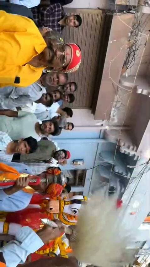 *हाथी घोड़ा पालकी, जय कन्हैया लाल की गूंजा निंबाहेड़ा, शहर के विभिन्न मंदिरों से निकलीं बेवाण शोभायात्राएं*
*जयपुर/निंबाहेड़ा : कमलेश आमेटा जलझूलनी एकादशी पर शहर में भक्ति का सैलाब उमड़ पड़ा। शहर के विभिन्न मंदिरों से भगवान के बेवाण शोभायात्राएं निकाली गईं, जिसमें सबसे भव्य शोभायात्रा आजाद चौक स्थित प्राचीन लक्ष्मी नारायण मंदिर से निकली।
*"हाथी घोड़ा पालकी, जय कन्हैया लाल की"* के गगनभेदी जयकारों और भव्य भजनों के साथ भगवान लक्ष्मी नारायण रथ में विराजमान होकर नगर भ्रमण पर निकले। भगवान के बेवाण और पालकियों को आकर्षक फूलों से सजाया गया था।
शहर के *चारभुजा मंदिर, राधा कृष्ण मंदिर, सत्यनारायण मंदिर* सहित विभिन्न मंदिरों से भी बेवाण शोभायात्राएं निकलीं और सभी शोभायात्राएं मुख्य मार्गों से होते हुए जलाशय की ओर पहुंचीं, जहां विधि-विधान से भगवान को जल विहार कराया गया।
लक्ष्मी नारायण मंदिर, आजाद चौक की शोभायात्रा में श्रद्धालु भजनों पर नाचते-गाते शामिल हुए। शोभायात्राओं के संगम के बाद महाआरती और प्रसाद वितरण के साथ पर्व का समापन हुआ।
*वहीं भगवान लक्ष्मी नाथ जी के लिए नवनिर्मित बेवाण रथ पंवार परिवार की ओर से आज मंदिर को समर्पित किया गया।*