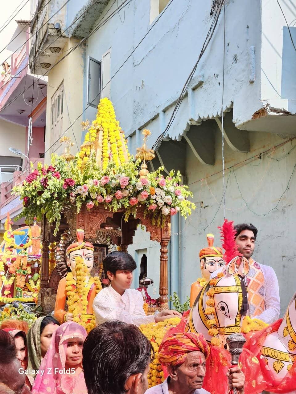 *हाथी घोड़ा पालकी, जय कन्हैया लाल की गूंजा निंबाहेड़ा, शहर के विभिन्न मंदिरों से निकलीं बेवाण शोभायात्राएं*
*जयपुर/निंबाहेड़ा : कमलेश आमेटा जलझूलनी एकादशी पर शहर में भक्ति का सैलाब उमड़ पड़ा। शहर के विभिन्न मंदिरों से भगवान के बेवाण शोभायात्राएं निकाली गईं, जिसमें सबसे भव्य शोभायात्रा आजाद चौक स्थित प्राचीन लक्ष्मी नारायण मंदिर से निकली।
*"हाथी घोड़ा पालकी, जय कन्हैया लाल की"* के गगनभेदी जयकारों और भव्य भजनों के साथ भगवान लक्ष्मी नारायण रथ में विराजमान होकर नगर भ्रमण पर निकले। भगवान के बेवाण और पालकियों को आकर्षक फूलों से सजाया गया था।
शहर के *चारभुजा मंदिर, राधा कृष्ण मंदिर, सत्यनारायण मंदिर* सहित विभिन्न मंदिरों से भी बेवाण शोभायात्राएं निकलीं और सभी शोभायात्राएं मुख्य मार्गों से होते हुए जलाशय की ओर पहुंचीं, जहां विधि-विधान से भगवान को जल विहार कराया गया।
लक्ष्मी नारायण मंदिर, आजाद चौक की शोभायात्रा में श्रद्धालु भजनों पर नाचते-गाते शामिल हुए। शोभायात्राओं के संगम के बाद महाआरती और प्रसाद वितरण के साथ पर्व का समापन हुआ।
*वहीं भगवान लक्ष्मी नाथ जी के लिए नवनिर्मित बेवाण रथ पंवार परिवार की ओर से आज मंदिर को समर्पित किया गया।*