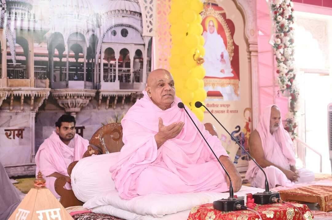 *ऐसी भाषा मत बोलिएं जो परिवार, समाज व राष्ट्र में महाभारत का कारण बन जाए-आचार्य रामदयालजी महाराज*
*अहंकार में ऐसी भाषा का उपयोग मत करो जो हमारे लिए कर्मों का बंधन बंध जाए*
*माणिक्यनगर रामद्वारा धाम में नियमित चातुर्मासिक प्रवचन*
भीलवाड़ा:निलेश कांठेड़ ( वरिष्ठ पत्रकार ),22 सितम्बर। जीवन में वह नहीं होता जो हम चाहते है बल्कि वही होता है जो परमात्मा चाहता है। ऐसे में परमात्मा से मिल रहा है उसी में खुश रहना सीखे। हमे चिंतन करना चाहिए कि हमारे बोले गए शब्दों का बहुत महत्व है।एक शब्द से किसी को खुशी को एक शब्द से किसी को दुःख मिलता है। ऐसे शब्दों का प्रयोग नहीं करे जो किसी के लिए दुःख का कारण बने। ये विचार अन्तरराष्ट्रीय रामस्नेही सम्प्रदाय शाहपुरा के पीठाघीश्वर जगतगुरू आचार्य स्वामी श्रीरामदयालजी महाराज ने ‘‘विश्व शांति कल्याण’’ चातुर्मास के तहत मंगलवार को नियमित चातुर्मासिक प्रवचन में व्यक्त किए।
आचार्य रामदयाल महाराज ने जीवन में संयमित भाषा का उपयोग करने ओर किसी तरह का अहंकार नहीं करने की प्रेरणा देते हुए कहा कि हंस हंसकर किए जाने वाले कर्म भविष्य में फूट फूटकर रूलाते है। हमारी वाणी के कारण ही व्यक्ति,परिवार,समाज व राष्ट्र टूटता है इसलिए हमेशा सोच समझकर बोलना चाहिए। शब्द ही महाभारत का कारण बनते है। यदि द्रोपदी दुर्योधन को अंधे का पुत्र अंधा जैसा वचन नहीं बोलती तो महाभारत नहीं होती। शब्दों के कारण ही राम की धरती पर संग्राम होता है। हमे कुछ भी बोलने से पहले उसके परिणामों पर विचार अवश्य करना चाहिए।
आचार्यश्री ने कहा कि अहंकार में ऐसी भाषा का उपयोग मत करो जो हमारे लिए कर्मों का बंधन बंध जाए। विवेकपूर्वक बुद्धि से कार्य करना चाहिए। यदि जीवन की सत्ता हमारे हाथ में नहीं रही तो अन्य कोई सत्ता भी हाथ में नहीं रहने वाली है। सभी सत्ता का नियंत्रण परमात्मा के हाथ में होता है। उन्होंने कहा कि जीवन में चरित्र का बहुत महत्व है। राम का चरित्र ज्ञान व मर्यादा का पाठ पढ़ता है तो भरत का चरित्र प्रेम का पाठ पढ़ाता है। रामायण के सभी पात्रों में विलक्षण तत्व है। भगवान के प्रति हमारे मन में दृढ़ आस्था व श्रद्धा होनी चाहिए।
आचार्य रामदयाल महाराज ने जलझुलनी एकादशी पर्व की बधाई देते हुए कहा कि भगवान से प्रार्थना है कि वह जल में खूब झूले ओर भीलवाड़ावासियों पर भी जल बरसाने की कृपा करे। उन्होंने दिल्ली में नाबालिग बालिका से दुष्कर्म की घटना की निंदा करते हुए कहा कि ऐसी घटना निंदनीय होने के साथ रोंगेट खड़े कर देने वाली है। सड़क पर सरेआम ऐसी घटनाएं होना चिंताजनक है। आचार्यश्री ने नगरीय निकाय चुनावों में महापौर व अध्यक्ष चुने गए जनप्रतिनिधियों को बधाई देते हुए उम्मीद जताई कि वह समर्पित भाव से सेवा करते हुए जनता की आकांक्षाओं पर खरा उतरेंगे।
आचार्यश्री से पूर्व अन्तरराष्ट्रीय रामस्नेही सम्प्रदाय के प्रखर वक्ता संत मनोरथरामजी आलोट ने मानस प्रवचन दिया। प्रवचन के विश्राम पर श्रद्धालुओं द्वारा आचार्यश्री रामदयालजी महाराज की आरती की गई। एकादशी होने से दोपहर में वितराग वाणी का सामूहिक पाठ किया गया। विश्व शांति कल्याण’’ चातुर्मास के तहत 25 सितम्बर को रामद्वारा धाम में भजन संध्या का आयोजन होगा। आचार्य रामदयालजी महाराज का अवतरण दिवस 26 सितम्बर को आनंदोत्सव के रूप में मनाया जाएगा। रामद्वारा धाम में 27 सितम्बर को विराट संत सम्मेलन का आयोजन होगा। इसी दिन दोपहर 2 से 5 बजे तक वाणीजी का सामूहिक पाठ कर एक पखवाड़े चलने वाले वाणीजी सामूहिक पाठ का शुभारंभ होगा। सत्संग में भीलवाड़ा सहित विभिन्न स्थानों से बड़ी संख्या में श्रद्धालु मौजूद रहे। प्रतिदिन रामधुनी के साथ सुबह 8 से 9 बजे तक वाणीजी का पाठ हो रहा है। सुबह 9 से 10 बजे तक चातुर्मासिक प्रवचन हो रहे है। सूर्यास्त के समय संध्या आरती में भी बड़ी संख्या में श्रद्धालु पहुंच रहे है।