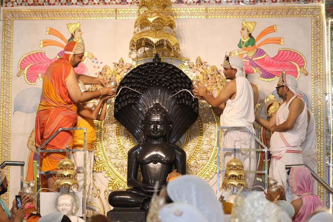 *शरीर व आत्मा दोनों को तपाने पर ही खुलेगा मुक्ति का मार्ग-आचार्य पुलकसागर*
*तपस्या करने के लिए शरीर से अधिक मन की ताकत जरूरी*
*आचार्य पुलकसागर महाराज ससंघ के सानिध्य में उत्तम तप धर्म की आराधना*
भीलवाड़ा :निलेश कांठेड़ ( वरिष्ठ पत्रकार ), 22 सितम्बर। श्री पार्श्वनाथ दिगम्बर जैन मंदिर ट्रस्ट, मैन सेक्टर शास्त्रीनगर के तत्वावधान में सकल दिगम्बर जैन समाज की ओर से भीलवाड़ा में पहली बार चातुर्मास कर रहे राष्ट्र संत मनोज्ञाचार्य पुलकसागरजी महाराज संसघ के सानिध्य में शास्त्रीनगर स्थित सूर्यमहल में दशलक्षण (पर्युषण) महापर्व की आराधना के तहत सातवें दिन मंगलवार को उत्तम तप धर्म का पूजन एवं आराधना की गई। भगवान का अभिषेक करने एवं भक्ति में श्रावक श्राविकाएं झूम उठे ओर जमकर नाचते गाते रहे। आचार्य पुलकसागर महाराज ने उत्तम तप धर्म का संदेश देते हुए कहा कि जो तपता नहीं वह पकता नहीं है। सोना तपने के बाद निखरता है उसी तरह आत्मा तपने के बाद परमात्मा बनती है। जीवन को निखारना है तो तपना पड़ेगा। महावीर दर्शन न भोग का, न योग का वह तो उपयोग का दर्शन है।
आचार्यश्री ने कहा शरीर ओर भीतर दोनों तरह की तपस्या होती है। मोक्ष का अधिकारी वहीं बनता है जो भीतर से तपता ओर बाहर से भी तपने का प्रयास करता है। तपस्वी की अनुमोदना करने से भी पुण्य मिलता है। दशलक्षण पर्व के दौरान जो दस दिन की उपवास तपस्या कर रहे है उनका अभिनंदन होना चाहिए। तपस्या से काया ओर आत्मा दोनों निर्मल व पावन बनते है। उन्होंने कहा कि तपस्या से जीवन का कल्याण होता है। शरीर व आत्मा दोनों को तपाने पर ही मुक्ति का मार्ग खुलेगा।
आचार्य पुलकसागर महाराज ने कहा कि निश्चय ओर व्यवहार दोनों की साधना करने पर आत्मा परमात्मा में बदल जाती है। आत्मा यदि शुद्ध हो जाए तो वह सिद्धालय में विराजमान हो जाती है उसे फिर जन्म नहीं लेना पड़ता है। तपस्या करने के लिए शरीर से अधिक मन की ताकत जरूरी है। मन मजबूत कर लिया तो तपस्या सहजता से हो जाती है ओर मन कमजोर हुआ तो तप मार्ग पर नहीं चल सकते। तप की साधना जीवन को आनंदमय ओर सुखी बनाती है। जो तप का संकल्प करता है वह सफल भी होता है। उन्होंने कहा कि यहां पर्युषण में धर्म आराधना का जो एतिहासिक माहौल बना है उसके कारण भीलवाड़ा चातुर्मास की चर्चा पूरे देश में हो रही है ओर चातुर्मास समिति की समर्पित भाव से दी जा रही सेवाओं से ऐसा हो पाया है।
श्री पुलकसागर चातुर्मास समिति के अध्यक्ष प्रवीण चौधरी ने बताया कि पर्युषण में आयोजित पाप नाशनम् शिविर में शामिल सैकड़ो श्रद्धालु प्रातःकाल से लेकर रात्रि तक परमात्मा की पूजा अर्चना व भक्ति में समर्पित है। पूर्यषण के सातवें दिन चक्रवती बनकर भगवान का अभिषेक करने का सौभाग्य संतकुमार, विपुल, अतुल पाटनी परिवार ने प्राप्त किया। शांतिधारा का सौभाग्य पारस, खुश्बू जैन इन्दौर ने प्राप्त किया। सांयकालीन महाआरती का सौभाग्य श्री पार्श्वनाथ महिला मण्डल शास्त्रीनगर ने प्राप्त किया। दशलक्षण महापर्व के आठवें दिन बुधवार को उत्तम त्याग धर्म की आराधना होगी। चातुर्मास समिति के संयोजक मनीष शाह एवं सह संयोजक लोकेश अजमेरा के अनुसार पाप नाशनम शिविर एवं पर्युषण की दस दिवसीय आराधना अनंत चतुर्दशी के पावन अवसर पर 25 सितम्बर को पूर्ण होगी। इस दौरान प्रतिदिन सुबह 5.30 से 6.30 बजे तक योग ध्यान एवं आचार्य भक्ति हो रही है। सुबह 7 बजे से भगवान का अभिषेक, शांतिधारा व दशलक्षण धर्म पूजन हो रहा है। सुबह 9.15 से 10.15 बजे तक आचार्य पुलकसागर महाराज के प्रवचन हो रहे है। शाम 4 बजे से धार्मिक कक्षाएं हो रही है। शाम 5.30 से 6.30 बजे तक प्रतिक्रमण एवं ध्यान साधना का आयोजन होता है। शाम को 6.30 बजे आरती के बाद सांस्कृतिक कार्यक्रम के माध्यम से परमात्मा की भक्ति हो रही है।