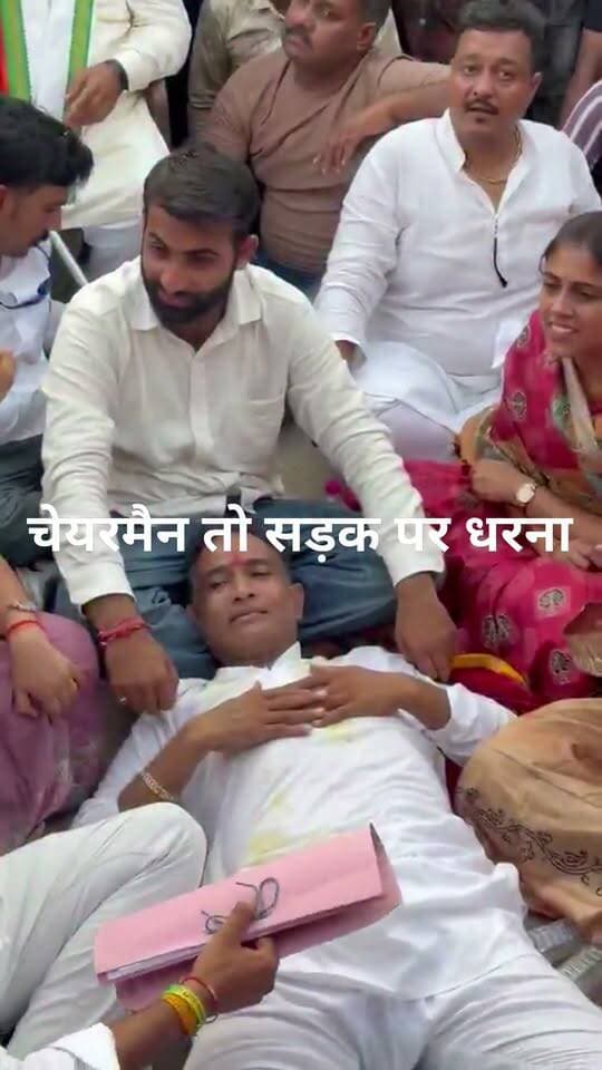 केकड़ी में निर्वाचित चेयरमैन को उनके अधिकृत चैंबर में बैठने से रोकना लोकतांत्रिक व्यवस्था और जनादेश का अपमान है।
तहसीलदार, केकड़ी द्वारा कहा जा रहा है कि कलेक्टर, अजमेर के आदेश के कारण चेयरमैन को चैंबर उपलब्ध नहीं कराया जा सकता। यदि ऐसा कोई आदेश है तो उसे सार्वजनिक किया जाए।