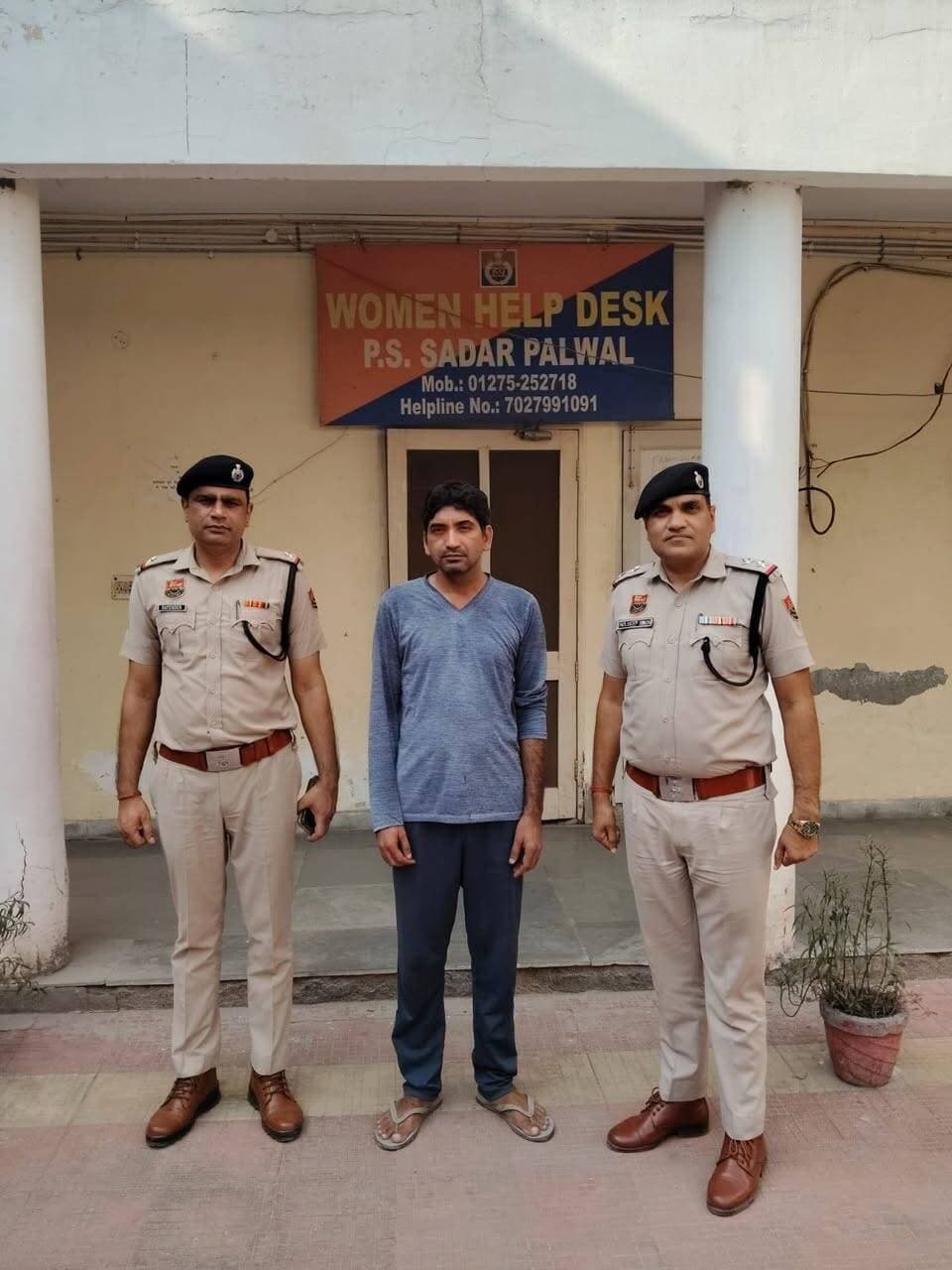 पलवल पुलिस की उद्घोषित अपराधियों (PO) तथा बेल जंपरों की धर-पकड़ हेतु जारी विशेष अभियान अंतर्गत फिर मिली बड़ी कामयाबी: 21 सितंबर को 2 उद्घोषित अपराधी (PO) तथा 14 बेल जंपर दबोचे।
Aonenews अरविन्द बक्शी
अदालत से गैर-हाजिर रहने वाले और लंबे समय से फरार चल रहे अपराधियों के खिलाफ कार्रवाई इसी प्रकार सख्त रहेगी, किसी भी अपराधी को बख्शा नहीं जाएगा: दीप्ति गर्ग, पुलिस अधीक्षक, पलवल।
पलवल: पुलिस अधीक्षक पलवल दीप्ति गर्ग, आईपीएस के कुशल मार्गदर्शन व दिशा-निर्देशों के तहत जिले में उद्घोषित अपराधियों (PO) और बेल जंपर अपराधियों की धर-पकड़ के लिए चलाए जा रहे विशेष अभियान के तहत पलवल पुलिस ने 21 सितंबर 2026 को बड़ी सफलता हासिल की है। पुलिस टीमों ने मुस्तैदी से कार्रवाई करते हुए 2 उद्घोषित अपराधियों (PO) को गिरफ्तार किया तथा 1 अन्य PO का जेल में बंद होने का सुराग लगाया। इसके साथ ही 14 बेल जंपरों को गिरफ्तार किया गया, जबकि 2 अन्य मामलों में प्रोडक्शन वारंट जारी करवाए गए हैं।
1. राकेश पुत्र दयाचंद, निवासी इस्लामाबाद, थाना कैंप पलवल जो एफआईआर नंबर 98/2022 धारा 354B, 363, 506, 120B आईपीसी व 10 पॉक्सो एक्ट, थाना महिला पलवल में PO करार था जिसे होडल थाना एवं महिला थाना पुलिस के ज्वाइंट ऑपरेशन में गिरफ्तार किया गया।
2. अभिषेक पुत्र प्रकाश, निवासी इस्लामाबाद, थाना कैंप पलवल जो एफआईआर नंबर 98/2022 धारा 354B, 363, 506, 120B आईपीसी व 10 पॉक्सो एक्ट, थाना महिला पलवल में में PO करार था जिसे होडल थाना एवं महिला थाना पुलिस के ज्वाइंट ऑपरेशन में गिरफ्तार किया गया।
इसके अलावा आरोपी शौकीन निवासी उटावड़ (थाना हथीन) - एफआईआर नंबर 114/2025 धारा 174A आईपीसी, थाना हथीन। जो वर्तमान में साइबर थाना मानेसर (गुरुग्राम) के एक मामले में भोंडसी जेल में बंद पाया गया। जिस संबंध में प्रोडक्शन वारंट प्रक्रिया की जा रही है।
1.रमेश पुत्र मुन्ना लाल, निवासी सोलाका, थाना मुंडकटी - एफआईआर नंबर 21/2016 आबकारी अधिनियम, थाना मुंडकटी।
2.ललित पुत्र बीरेंद्र, निवासी गढ़ी आलमपुर, थाना दनकौर (गौतमबुद्ध नगर, यूपी) - एफआईआर नंबर 286/2014 आबकारी अधिनियम, थाना चांदहट।
3.प्रेम सिंह पुत्र प्रकाश, निवासी मोहबलीपुर, थाना चांदहट - एफआईआर नंबर 158/2012 धारा 379, 188 आईपीसी व 181, 192 एमवी एक्ट, थाना चांदहट।
4.शिव कुमार पुत्र गोपी सिंह, निवासी फलेदा बांगर, थाना रबूपुरा (यूपी) - एफआईआर नंबर 68/2017 आबकारी अधिनियम, थाना चांदहट।
5.लुकमान पुत्र खान मोहम्मद, निवासी जैमत, थाना पुनहाना (नूह) - एफआईआर नंबर 197/2011 धारा 379 आईपीसी, थाना कैंप पलवल।
6.मनोज पुत्र खिचू, निवासी गुलाबाद, थाना हसनपुर - एफआईआर नंबर 525/2015 धारा 120B आईपीसी व आबकारी अधिनियम, थाना कैंप पलवल।
7.बीर सिंह पुत्र मामचंद, निवासी गुलाबाद, थाना हसनपुर - एफआईआर नंबर 525/2015 धारा 120B आईपीसी व आबकारी अधिनियम, थाना कैंप पलवल।
8.राहीश पुत्र हमीदा, निवासी लहरवाड़ी, थाना पुनहाना (नूह) - एफआईआर नंबर 263/2019 धारा 120B, 279, 336 आईपीसी, थाना होडल।
9.समसू पुत्र सुब्बा, निवासी कटपूरी, थाना पिनगवां (नूह) - एफआईआर नंबर 49/2018 आर्म्स एक्ट, थाना होडल।
10.विनोद पुत्र बिशनचंद, निवासी बहरोला, थाना सदर पलवल - एफआईआर नंबर 65/2018 धारा 398A, 406, 506, 354A आईपीसी, थाना सदर पलवल।
11.इंदरजीत पुत्र हरिओम, निवासी गुदराना, थाना मुंडकटी - एफआईआर नंबर 719/2017 धारा 148, 149, 323, 447, 506 आईपीसी, थाना सदर पलवल।
12.करतार सिंह पुत्र हरिओम, निवासी गुदराना, थाना मुंडकटी - एफआईआर नंबर 719/2017 धारा 148, 149, 323, 447, 506 आईपीसी, थाना सदर पलवल।
13.देवेंद्र पुत्र लक्ष्मण, निवासी रायदासका, थाना सदर पलवल - एफआईआर नंबर 38/2017 आबकारी अधिनियम, थाना कैंप पलवल।
14.सुरेंद्र सिंह पुत्र इंदर सिंह, निवासी भंसरावली, थाना तिगांव (फरीदाबाद) - एफआईआर नंबर 598/2016 आबकारी अधिनियम, थाना कैंप पलवल।
गिरफ्तार किए गए सभी उपरोक्त बेल जंपर आरोपी लंबे समय से पुलिस गिरफ्त से फरार चले हुए थे जिन्हें क्राइम यूनिट एवं थाना टीमों ने धर दबोचने में सफलता हासिल की है। जिनके खिलाफ संबंधित थानों में कानूनी कार्यवाही जारी है।
1.फकरू पुत्र आशू (निवासी नीमका, थाना पुनहाना) - एफआईआर 37/2003 धारा 399, 402 आईपीसी (थाना गदपुरी): जेल में बंद होने के कारण अदालत से 25.09.2026 के लिए प्रोडक्शन वारंट जारी कराया गया है।
2.दिनेश पुत्र अमर सिंह (निवासी पनेहरा खुर्द, फरीदाबाद) - एफआईआर 866/2015 धारा 356 आईपीसी (थाना कैंप): फरीदाबाद जेल में बंद होने के कारण 25.09.2026 का प्रोडक्शन वारंट जारी कराया गया है।
पुलिस अधीक्षक दीप्ति गर्ग, आईपीएस ने कड़ा संदेश देते हुए कहा कि पलवल जिले में कानून-व्यवस्था बनाए रखने और अपराधियों पर नकेल कसने के लिए यह विशेष अभियान निरंतर व सख्ती से जारी रहेगा।