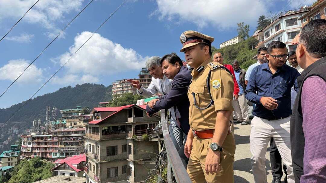 शिमला : संजौली-सिमिट्री में मकानों की दरारों पर प्रशासन सख्त, IIT रुड़की करेगी वैज्ञानिक जांच, ब्लास्टिंग परमिशन निलंबित
शिमला के संजौली-सिमिट्री क्षेत्र में टनल निर्माण के चलते मकानों में आई दरारों को लेकर प्रशासन ने सख्त कदम उठाए हैं। प्रभावित मकानों को चिन्हित कर गावर कंपनी मरम्मत का रोडमैप तैयार करेगी, जबकि PWD मरम्मत कार्य की गुणवत्ता की निगरानी करेगा। ट्विन टनल के आसपास करीब 100 मीटर क्षेत्र में मकानों का चरणबद्ध निरीक्षण किया जाएगा। वहीं, दरारों के वास्तविक कारणों की वैज्ञानिक जांच के लिए IIT रुड़की के विशेषज्ञों को बुलाया गया है। प्रशासन ने निर्माण कंपनी को दी गई ब्लास्टिंग की अनुमति भी तत्काल प्रभाव से निलंबित कर दी है।
#Shimla #Sanjauli #Cemetery #TunnelConstruction #IITRoorkee #ShimlaNews #HimachalPradesh #BreakingNews #PWD #TunnelNews