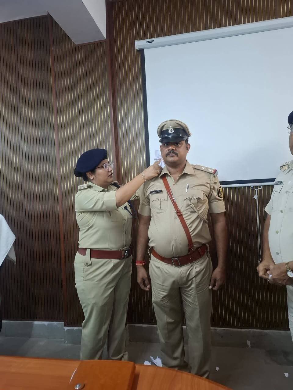 कंधे पर चमका नया स्टार, बढ़ी जिम्मेदारी—लखीसराय में 46 ASI बने SI
लखीसराय एसपी प्रेरणा कुमार ने कंधे पर स्टार लगाकर पदोन्नत पुलिस पदाधिकारियों को दी नई जिम्मेदारी की शुभकामनाएं
लखीसराय पुलिस केन्द्र में मंगलवार को सहायक पुलिस अवर निरीक्षक (ASI) से पुलिस अवर निरीक्षक (SI) पद पर पदोन्नत हुए 46 पुलिस पदाधिकारियों के सम्मान में पीपिंग समारोह का आयोजन किया गया। समारोह में पुलिस अधीक्षक प्रेरणा कुमार ने पदोन्नत पुलिस पदाधिकारियों के कंधे पर स्टार लगाकर उन्हें अलंकृत किया और नई जिम्मेदारी के लिए बधाई एवं शुभकामनाएं दीं।
पदोन्नत होने वाले पुलिस पदाधिकारियों में सूर्यगढ़ा थाना के पंकज कुमार एवं मणिकांत कुमार यादव भी शामिल हैं। पदोन्नति के बाद दोनों पुलिस पदाधिकारियों समेत अन्य पदोन्नत अधिकारियों में उत्साह का माहौल देखा गया।
समारोह के दौरान पुलिस अधीक्षक प्रेरणा कुमार ने कहा कि पदोन्नति के साथ पुलिस पदाधिकारियों की जिम्मेदारियां भी बढ़ जाती हैं। उन्होंने सभी पदाधिकारियों को अपने दायित्वों के प्रति सजग और संवेदनशील रहने का संदेश दिया।
एसपी ने कर्तव्यनिष्ठा, ईमानदारी, अनुशासन और समर्पण के साथ पुलिस सेवा में कार्य करने के लिए प्रेरित किया। साथ ही आमजन की सेवा और सुरक्षा को सर्वोच्च प्राथमिकता देते हुए अपने दायित्वों का पूरी निष्ठा के साथ निर्वहन करने की अपील की।
पीपिंग समारोह के दौरान पदोन्नत पुलिस पदाधिकारियों के चेहरों पर नई जिम्मेदारी का उत्साह साफ नजर आया। समारोह ने पुलिस सेवा में पदोन्नति के साथ बढ़ने वाली जिम्मेदारियों और कर्तव्यबोध का संदेश भी दिया।
#लखीसराय #SP #Biharpolice