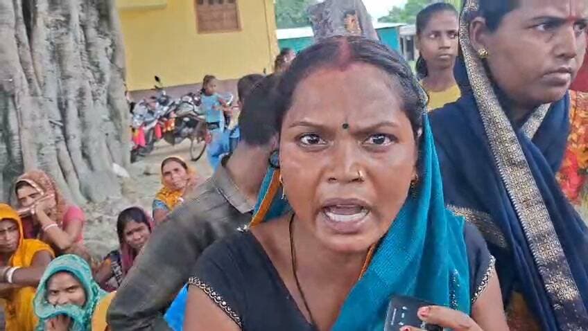 तख्तियां लेकर स्कूल के खिलाफ सड़क पर उतरे नौनिहाल, बदहाल व्यवस्था पर बच्चों-अभिभावकों का फूटा गुस्सा
समस्तीपुर के खानपुर प्रखंड के नाथूद्वार पंचायत स्थित राजकीय मध्य विद्यालय नाथूद्वार में सोमवार को विद्यालय की व्यवस्था को लेकर छात्र-छात्राओं और अभिभावकों का आक्रोश सामने आया। हाथों में तख्तियां लेकर बच्चों ने विद्यालय परिसर में ही व्यवस्था के खिलाफ नारेबाजी की। बड़ी संख्या में अभिभावक भी बच्चों के साथ मौजूद रहे।