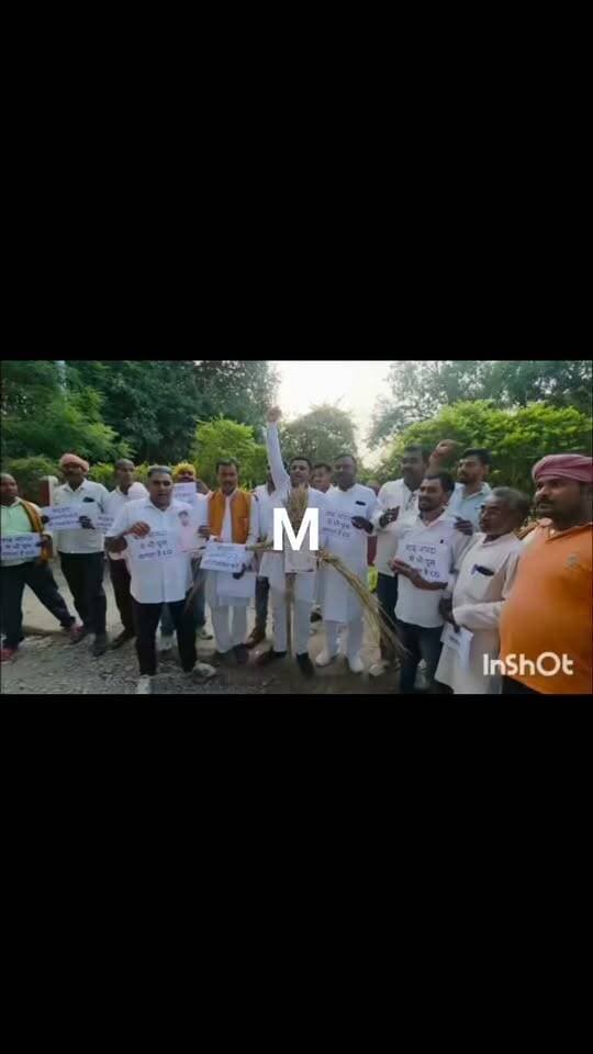 बाढ़ राहत सूची में नाम नहीं जोड़ने पर मुखिया संघ का फूटा गुस्सा
बड़हरा सीओ पर मनमानी का आरोप, राहत सूची के कागजात जलाकर किया प्रदर्शन; सीओ पुतला फूंका