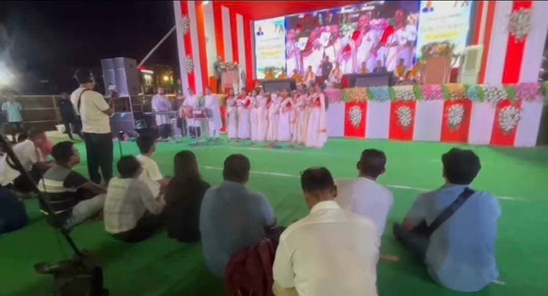 হাওড়া রিভারফ্রন্ট উদ্বোধনী অনুষ্ঠানে সাংবাদিকদের জন্য ছিলনা নির্দিষ্ট বসার ব্যবস্থা। প্রতিবাদে মাটিতেই বসে পড়লেন সাংবাদিকরা। ‘স্মার্ট সিটি’র এই আনস্মার্ট ব্যবস্থাপনা নজরে পড়ে মুখ্যমন্ত্রীর। ওনার হস্তক্ষেপেই অবশেষে চেয়ার জুটলো সাংবাদিকদের। অবশেষে মুখ্যমন্ত্রীর অনুরোধে চেয়ারে বসেন সাংবাদিকরা। প্রশ্ন হলো নেতা আমলাদের জন্য ভিআইপি ব্যাবস্থা থাকলেও সাংবাদিকদের জন্য কয়েকটি চেয়ার রাখাও কি এত কঠিন ছিলো আয়োজকদের জন্য ? নাকি সাংবাদিক বান্ধব মুখ্যমন্ত্রীর সঙ্গে সাংবাদিকদের দূরত্ব তৈরী করতেই এই আমলা তান্ত্রিক অবহেলা ? কথায় বলা হয় গণতন্ত্রের চতুর্থ স্তম্ভ কিন্তু আশ্চর্য বিষয় এই স্তম্ভদের জন্য বহু অনুষ্ঠানে মিনিমাম চেয়ারটুকুও জোটেনা ?