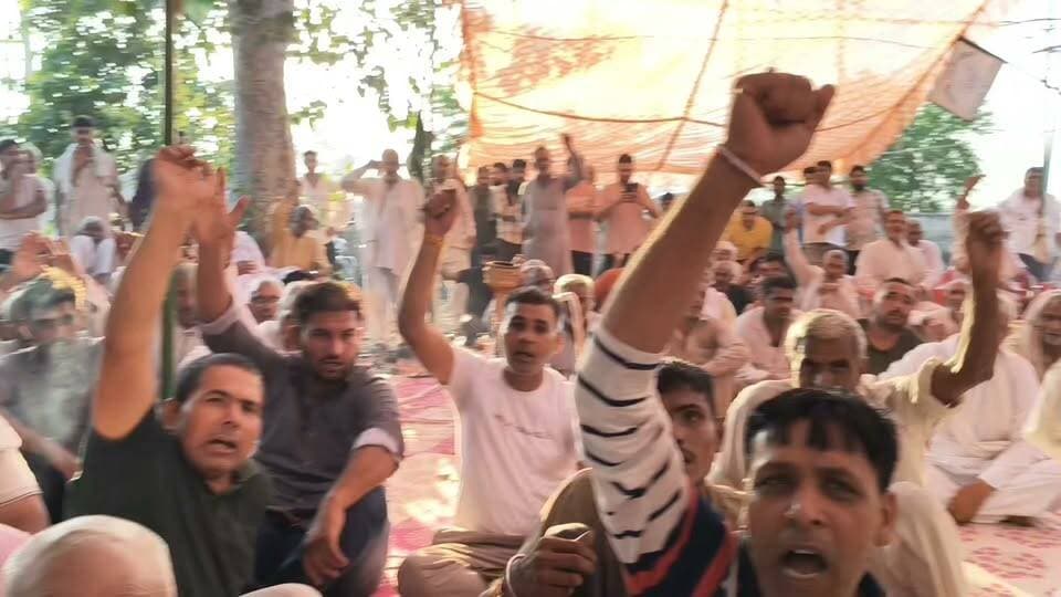 सफीदों के हाट गांव में बिजली कर्मचारियों की गिरफ्तारी को लेकर दूसरे दिन भी जारी रहा धरना