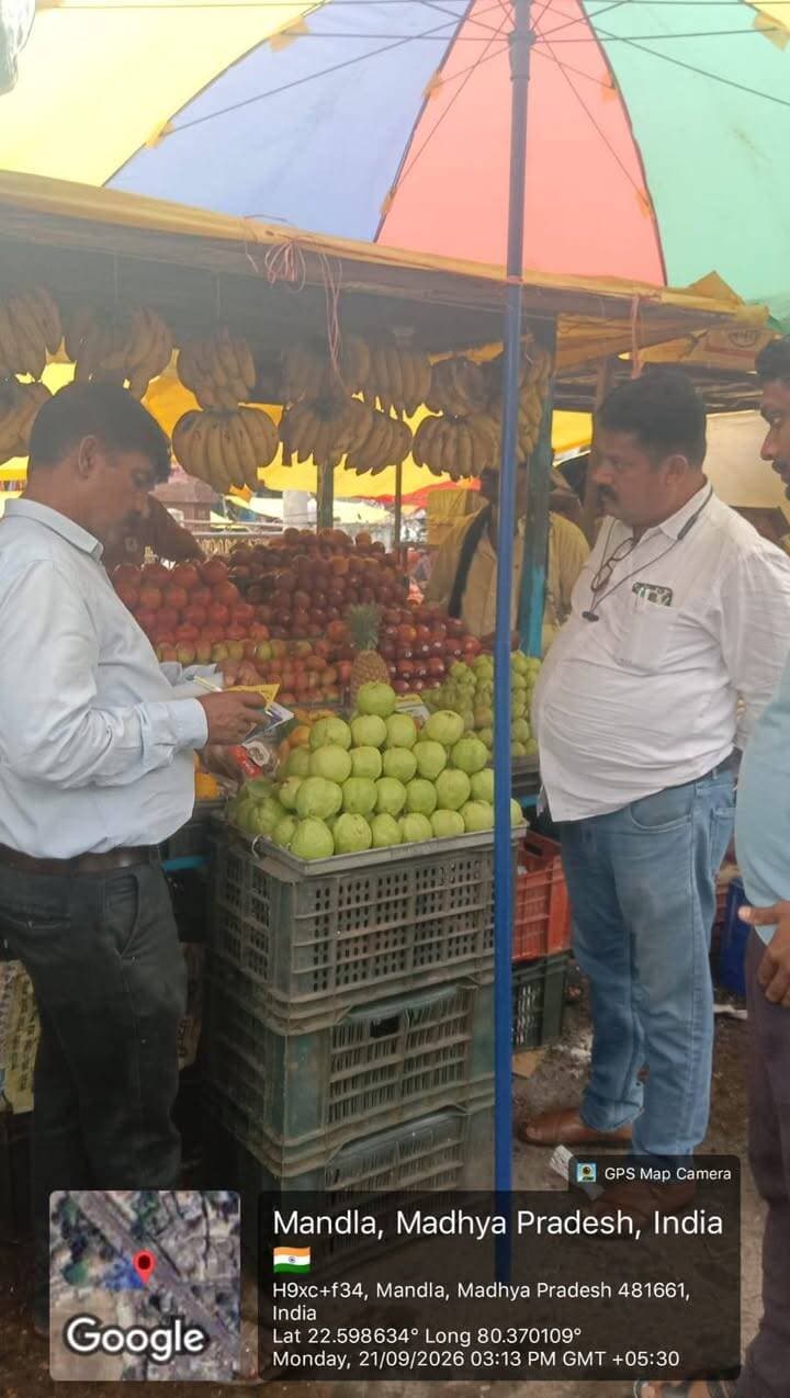 स्वच्छता ही सेवा अभियान के तहत सब्जी मंडी एवं सुपर मार्केट में सफाई अभियान
स्वच्छता के प्रति जन-सहभागिता बढ़ाने के उद्देश्य से संचालित “स्वच्छता ही सेवा-2026” अभियान के अंतर्गत नगर पालिका परिषद मंडला द्वारा 21 सितंबर को “क्लीन पब्लिक प्लेसेस” गतिविधि आयोजित की गई।
इस दौरान सब्जी मंडी एवं सुपर मार्केट क्षेत्र की साफ-सफाई कर स्वच्छता का संदेश दिया गया। आईईसी गतिविधि के माध्यम से लोगों को सब्जी मंडी में स्वयं के थैले का उपयोग करने के लिए प्रेरित किया गया। पथकर विक्रेताओं को अपनी दुकान के सामने डस्टबिन रखने के निर्देश भी दिए गए।
अभियान के दौरान सिंगल यूज प्लास्टिक के उपयोग, सार्वजनिक स्थान पर गंदगी करने तथा खुले में मांस-मछली विक्रय करने पर कार्रवाई करते हुए कुल 3600 रुपये का जुर्माना अधिरोपित किया गया। साथ ही आसपास के क्षेत्र को स्वच्छ रखने के लिए लोगों को स्वच्छता की शपथ दिलाई गई।
Jansampark Madhya Pradesh
CM Madhya Pradesh
#mandla