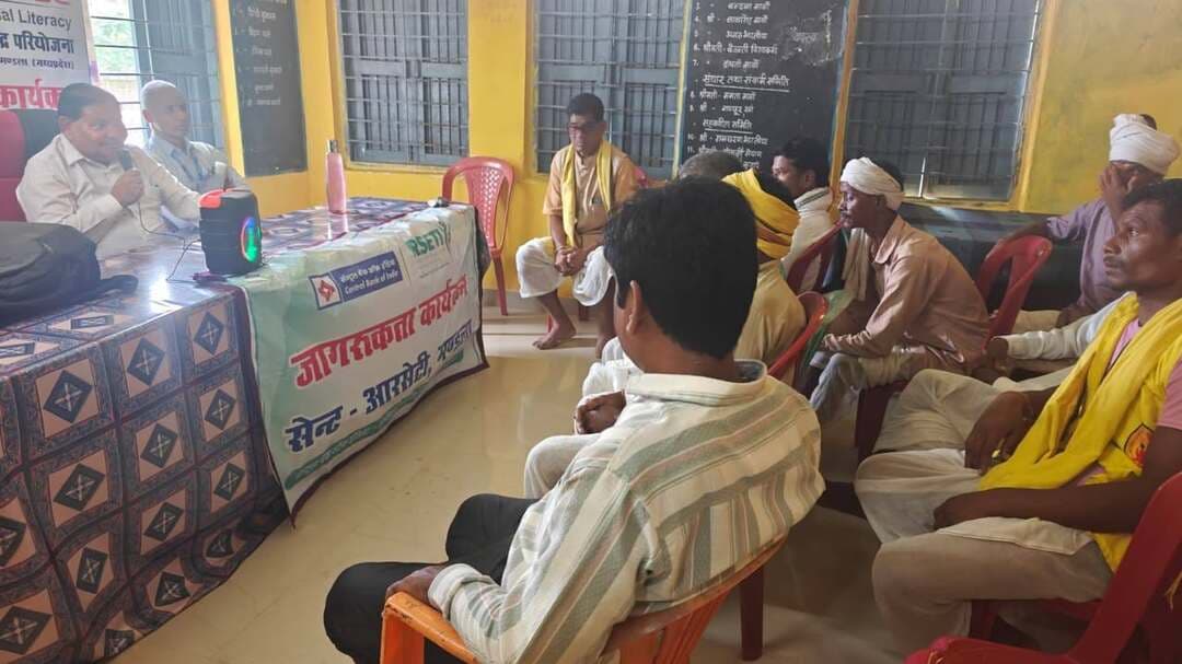 वित्तीय साक्षरता शिविर में ग्रामीणों को साइबर ठगी से बचाव के बताए उपाय
वित्तीय साक्षरता केंद्र मंडला द्वारा विकासखंड मोहगांव की ग्राम पंचायत सुड़गांव में वित्तीय साक्षरता शिविर आयोजित किया गया। शिविर में वित्तीय साक्षरता केंद्र के अधिकारी श्री कृष्णकांत अवस्थी, ग्राम पंचायत सुड़गांव के सरपंच श्री सुखदीन मालगाम एवं आरसेटी के डायरेक्टर श्री राजेश राय उपस्थित रहे।
कार्यक्रम में श्री अवस्थी ने किसानों एवं ग्रामीणों को प्रधानमंत्री सुरक्षा बीमा योजना, प्रधानमंत्री जीवन ज्योति बीमा योजना और अटल पेंशन योजना सहित बैंक की विभिन्न जमा एवं ऋण योजनाओं की जानकारी दी। साथ ही साइबर फ्रॉड के विभिन्न तरीकों और उनसे बचाव के उपायों के बारे में जागरूक किया गया। साइबर ठगी की घटना होने पर तत्काल 1930 हेल्पलाइन नंबर पर संपर्क करने की सलाह दी गई।
Jansampark Madhya Pradesh
CM Madhya Pradesh
#mandla