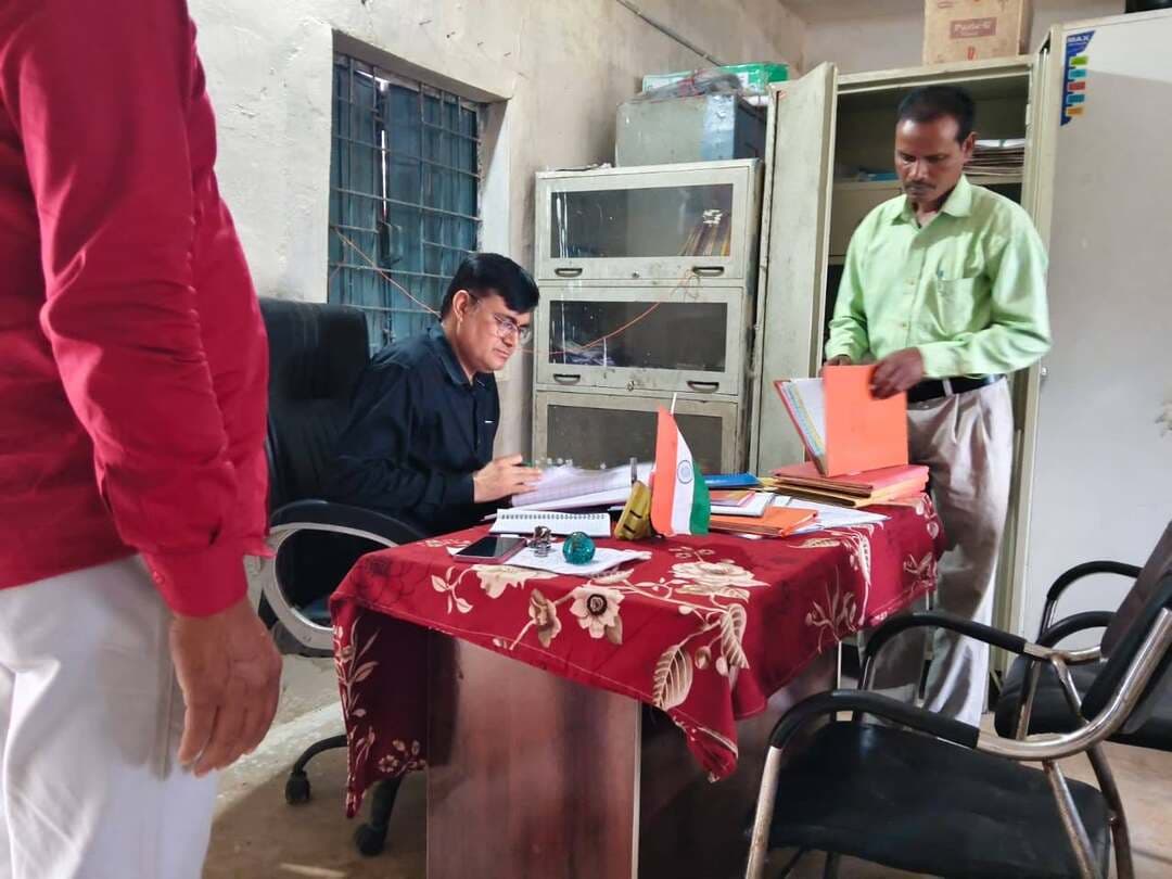 छात्रावास एवं आश्रमों का निरीक्षण, व्यवस्थाओं में सुधार के निर्देश
जनजातीय कार्य विभाग के सहायक आयुक्त डॉ. अरूण शुक्ला द्वारा विकासखंड घुघरी अंतर्गत संचालित विभिन्न छात्रावास एवं आश्रमों का निरीक्षण किया गया। निरीक्षण के दौरान वीरांगना रानी दुर्गावती कन्या छात्रावास एवं कन्या आश्रम, उत्कृष्ट राजा शंकर शाह छात्रावास एवं आश्रम सहित अन्य संस्थाओं की व्यवस्थाओं का जायजा लिया गया।
निरीक्षण के दौरान विद्यार्थियों के लिए शुद्ध पेयजल, निर्धारित मीनू के अनुसार भोजन, मच्छरदानी तथा छात्रावास परिसर में साफ-सफाई की व्यवस्था सुनिश्चित करने के निर्देश दिए गए। सभी छात्रावास एवं आश्रमों में बच्चों का नियमित स्वास्थ्य परीक्षण कर उसका रिकॉर्ड संधारित करने के लिए भी कहा गया।
वीरांगना रानी दुर्गावती कन्या आश्रम घुघरी में दो छात्राओं के स्वास्थ्य ठीक नहीं होने पर तत्काल सामुदायिक स्वास्थ्य केंद्र घुघरी में उपचार कराया गया। अधीक्षकों को बच्चों के साथ नाश्ता एवं भोजन स्वयं करते हुए फोटो भेजने तथा बच्चों की शत-प्रतिशत उपस्थिति सुनिश्चित करने के निर्देश दिए गए। साथ ही परिसर के आसपास स्वच्छता बनाए रखने और विद्यार्थियों को शासन से प्राप्त सुविधाएं गुणवत्तापूर्ण रूप से उपलब्ध कराने पर जोर दिया गया।
Jansampark Madhya Pradesh
CM Madhya Pradesh
#mandla
Department of Tribal Welfare, Madhya Pradesh