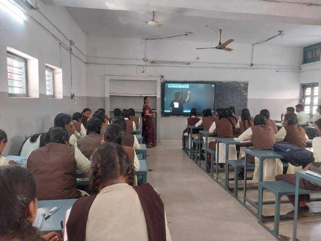 मिशन JEE, NEET एवं PAT के अंतर्गत शासकीय उत्कृष्ट विद्यालय बड़वानी में ऑनलाइन कोचिंग प्रारंभ
बड़वानी 22 सितम्बर 2026/ मिशन JEE, NEET एवं PAT के अंतर्गत SMC के माध्यम से शासकीय उत्कृष्ट उच्चतर माध्यमिक विद्यालय क्रमांक-1 बड़वानी में छात्र-छात्राओं के लिए ऑनलाइन कोचिंग कक्षाओं का शुभारंभ किया गया है। इस पहल का उद्देश्य कक्षा 12वीं में अध्ययनरत विद्यार्थियों को नियमित शैक्षणिक अध्ययन के साथ-साथ विभिन्न प्रतियोगी परीक्षाओं की प्रभावी तैयारी का अवसर उपलब्ध कराना है। संस्था। के कार्यरत शिक्षक इस कार्य में अपनी सम्पूशर्ण योग्य’ता एवं क्षमता के साथ कार्य कर रहे है। ऑनलाइन कोचिंग के माध्यम से विद्यार्थियों को JEE, NEET एवं PAT जैसी प्रतियोगी परीक्षाओं की तैयारी कराई जाएगी, ताकि वे बेहतर परिणाम प्राप्त कर उच्च शिक्षण संस्थानों में प्रवेश लेकर अपने भविष्य को उज्ज्वल बना सकें।
इस योजना को शीघ्र ही जिले के अन्य शासकीय विद्यालयों में भी लागू किए जाने की योजना है। विद्यार्थियों को गुणवत्तापूर्ण प्रतियोगी परीक्षा की तैयारी उपलब्ध कराने के उद्देश्य से प्रदेश स्तर की विभिन्न प्रतिष्ठित कोचिंग संस्थाओं से भी संपर्क किया गया है। इनमें से कुछ कोचिंग संस्थाएं न्यूनतम शुल्क पर विद्यार्थियों को ऑनलाइन कोचिंग सुविधा उपलब्ध कराने के लिए तैयार हैं। इस संबंध में आवश्यक विचार-विमर्श एवं प्रक्रिया जारी है। विद्यालय एवं जनजातीय कार्य विभाग की इस पहल से जिले के शासकीय विद्यालयों में अध्ययनरत विद्यार्थियों को अपने ही विद्यालय से प्रतियोगी परीक्षाओं की तैयारी का बेहतर अवसर प्राप्त होगा तथा आर्थिक रूप से कमजोर परिवारों के विद्यार्थियों को भी गुणवत्तापूर्ण कोचिंग का लाभ मिल सकेगा।