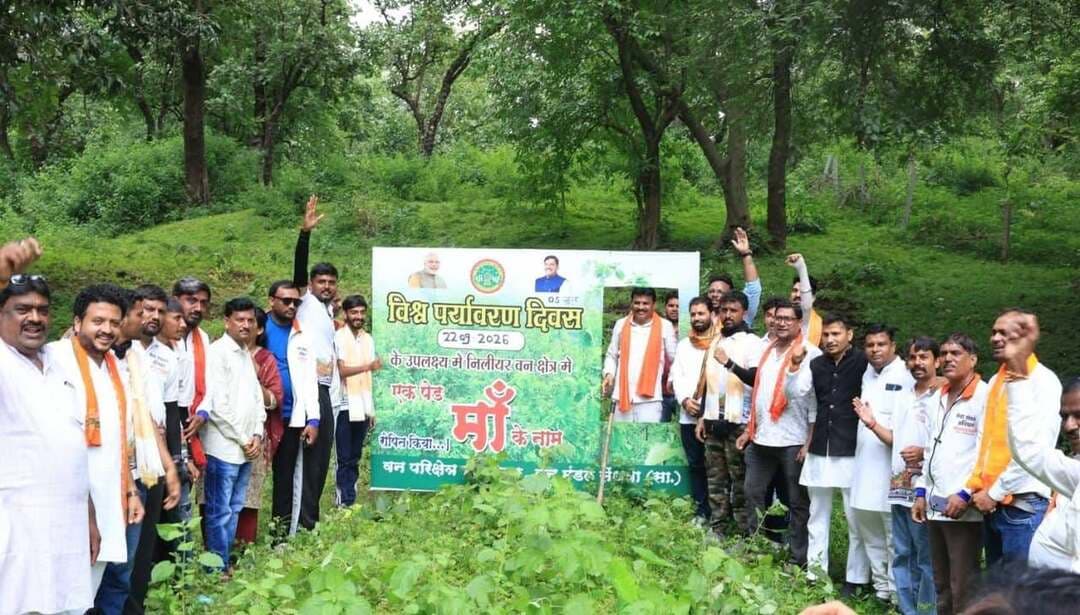वड़नगर से आरंभ सेवा संकल्प यात्रा का पानसेमल में हुआ भव्य स्वागत
.......
पर्यावरण और सुशासन का दिया संदेश
बड़वानी 22 सितम्बर 2026/ सेवा, संकल्प और सुशासन के मूल मंत्र को जन-जन तक पहुँचाने के उद्देश्य से गुजरात के वड़नगर से शुरू हुई सेवा संकल्प यात्रा का सोमवार सायं बड़वानी जिले के पानसेमल पहुंची । अभियान के अंतर्गत जल, जन, सेवा बाइक यात्रा (रूट क्रमांक-9) का स्थानीय बैरियर चौराहे और टैगोर चौक पर नागरिकों ने स्वागत किया गया। इसी क्रम में मंगलवार को यह बाइक रैली पानसेमल नगर भ्रमण करते हुए श्यामा प्रसाद मुखर्जी उद्यान पहुँची, जहाँ सभी ने डॉ. श्यामा प्रसाद मुखर्जी की प्रतिमा पर माल्यार्पण कर उन्हें श्रद्धांजलि अर्पित की। इसके पश्चात, उद्यान परिसर में अतिथियों और युवाओं द्वारा सामूहिक रूप से पौधारोपण किया गया, जो पर्यावरण संरक्षण के प्रति गहरी प्रतिबद्धता का प्रतीक बना।
इस महत्वपूर्ण अवसर पर स्थानीय विधायक श्याम बरडे, पूर्व राज्यसभा सांसद डॉ. सुमेरसिंह सोलंकी, श्री अजय यादव सहित अन्य जनप्रतिनिधिगण एवं बड़ी संख्या में युवा और नगरवासी उपस्थित रहे। इस अवसर पर श्री सचिन चौहान, श्री राम सोनाने, श्री निशांत पवार, श्री शैलेन्द्र भंडारकर, श्री साहेबराव चौधरी, श्री प्रीतम बड़ोले, श्री राजेन्द्र शितोले, श्री गोविन्द जोशी, दशरथ निकुम, श्री रामचंद्र सोनिस, श्री चंद्रकांत महाजन, श्री चेनसिग गदरे सहित जनप्रतिनिधिगण एवं बड़ी संख्या में नागरिकगण उपस्थित रहे।