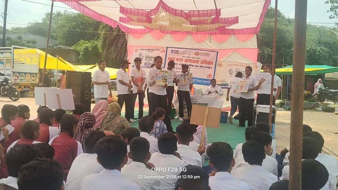 "सेवा संकल्प अभियान" के तहत स्वच्छता और जन-जागरूकता का संदेश
बड़वानी 22 सितम्बर 2026/ सेवा संकल्प अभियान’ के तहत ग्रामीण अंचलों में स्वच्छता ही सेवा को केंद्र में रखते हुए में स्वच्छता और जन-जागरूकता हेतु कार्यक्रम आयोजित किया गया। इस अभियान का मुख्य उद्देश्य ग्रामीणों को स्वच्छता के प्रति जागरूक करने के साथ-साथ शासन की जनकल्याणकारी योजनाओं से सीधा जोड़ना रहा। इस दौरान स्थानीय बाजारों में नुक्कड़ नाटक के प्रभावी मंचन के माध्यम से योजनाओं की जानकारी दी गई।
विभिन्न ग्राम पंचायतों में आयोजित हुई विभिन्न गतिविधियां
1. जनपद पंचायत सेंधवा के ग्राम पंचायत चाचरियापाटी के स्थानीय बाजार में बारेली भाषा में नुक्कड़ नाटक की प्रस्तुति दी गई, जिससे ग्रामीण अपनी स्थानीय व मातृभाषा में संदेश को आसानी से आत्मसात कर सकें। सेवा संकल्प अभियान के इस चरण में ग्राम पंचायत चाचरियापाती के सरपंच, समस्त पंचगण, स्वच्छ भारत मिशन के जिला समन्वयक एवं ब्लॉक समन्वयक, तथा सामाजिक संस्थान के कार्यकर्ता उत्साहपूर्वक उपस्थित रहे।
2. जनपद पंचायत बड़वानी की ग्राम पंचायत बिजासन में हाट बाजार में आयोजित नुक्कड़ नाटक के माध्यम से ‘सेवा संकल्प अभियान’ की मूल भावना को जन-जन तक पहुँचाया गया। इस आयोजन में ग्राम पंचायत बिजासन के सरपंच, पंचगण, स्वच्छ भारत मिशन के जिला व ब्लॉक समन्वयक और निजी संस्थान के कार्यकर्ता उपस्थित रहकर अभियान को सफल बनाया।