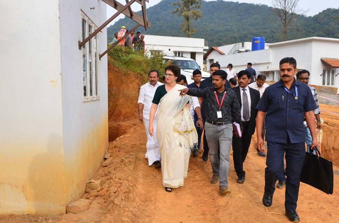 പ്രിയങ്ക ഗാന്ധി എം.പി, മന്ത്രിമാരായ എ.പി.അനിൽ കുമാർ, പി.സി.വിഷ്ണുനാഥ് എന്നിവരോടൊപ്പം വയനാട് ടൗൺഷിപ്പ് സന്ദർശിച്ചു
#newsonewayanad