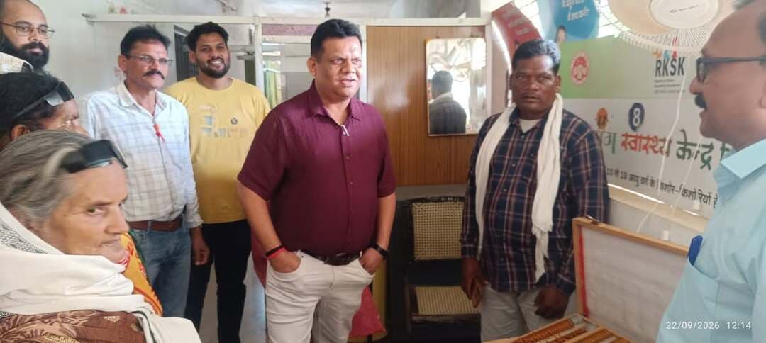 #बालाघाट
सीएमएचओ डॉ. दाहिया ने बिरसा सामुदायिक स्वास्थ्य केंद्र का किया निरीक्षण
मरीजों से चर्चा कर जाना उपचार एवं स्वास्थ्य सेवाओं का हाल, व्यवस्थाओं का लिया जायजा
मुख्य चिकित्सा एवं स्वास्थ्य अधिकारी डॉ. शत्रुघ्न सिंह दाहिया ने मंगलवार 22 सितंबर को बिरसा स्थित सामुदायिक स्वास्थ्य केंद्र का निरीक्षण किया। निरीक्षण के दौरान उन्होंने अस्पताल में उपलब्ध स्वास्थ्य सुविधाओं, मरीजों के उपचार तथा अस्पताल की व्यवस्थाओं का जायजा लिया। उन्होंने विभिन्न वार्डों का भ्रमण कर उपचार के लिए भर्ती मरीजों से सीधे चर्चा की और उनके स्वास्थ्य तथा उपचार के संबंध में जानकारी प्राप्त की।
सीएमएचओ डॉ. दाहिया ने अस्पताल में भर्ती मरीजों से बातचीत करते हुए पूछा कि उन्हें उपचार के दौरान किसी प्रकार की परेशानी तो नहीं हो रही है। उन्होंने मरीजों से चिकित्सकों एवं स्वास्थ्यकर्मियों द्वारा उपलब्ध कराई जा रही सेवाओं के संबंध में भी जानकारी ली। मरीजों की आवश्यकताओं एवं समस्याओं को गंभीरता से सुनते हुए संबंधित स्वास्थ्यकर्मियों को आवश्यक व्यवस्थाएं सुनिश्चित करने के निर्देश दिए।
अस्पताल की व्यवस्थाओं का लिया जायजा
निरीक्षण के दौरान सीएमएचओ ने सामुदायिक स्वास्थ्य केंद्र में उपचार व्यवस्था, मरीजों की देखभाल तथा उपलब्ध संसाधनों की स्थिति देखी। उन्होंने स्वास्थ्य केंद्र में स्वच्छता व्यवस्था पर भी ध्यान देने तथा मरीजों को उपचार के दौरान बेहतर एवं सहज वातावरण उपलब्ध कराने पर जोर दिया।
डॉ. दाहिया ने स्वास्थ्य केंद्र में कार्यरत चिकित्सकों एवं स्वास्थ्य कर्मचारियों से भी अस्पताल में आने वाले मरीजों, उपचार व्यवस्था तथा स्वास्थ्य सेवाओं के संचालन की जानकारी ली। उन्होंने कर्मचारियों को मरीजों के प्रति संवेदनशील व्यवहार रखते हुए समय पर आवश्यक स्वास्थ्य सेवाएं उपलब्ध कराने के निर्देश दिए।
मरीजों की सुविधा और बेहतर स्वास्थ्य सेवाओं पर जोर
निरीक्षण के दौरान डॉ. दाहिया ने कहा कि स्वास्थ्य केंद्र में आने वाले प्रत्येक मरीज को समय पर उपचार और आवश्यक स्वास्थ्य सुविधाएं उपलब्ध कराना प्राथमिकता है। उन्होंने अस्पताल की व्यवस्थाओं को व्यवस्थित रखने तथा मरीजों को किसी प्रकार की असुविधा न हो, इसका विशेष ध्यान रखने के निर्देश दिए। सीएमएचओ के निरीक्षण के दौरान स्वास्थ्य केंद्र के अधिकारी-कर्मचारी मौजूद रहे। निरीक्षण के माध्यम से स्वास्थ्य विभाग द्वारा बिरसा क्षेत्र में संचालित स्वास्थ्य सेवाओं की स्थिति का भी जायजा लिया गया।
#CMMadhyaPradesh #JansamparkMP #healthminmp