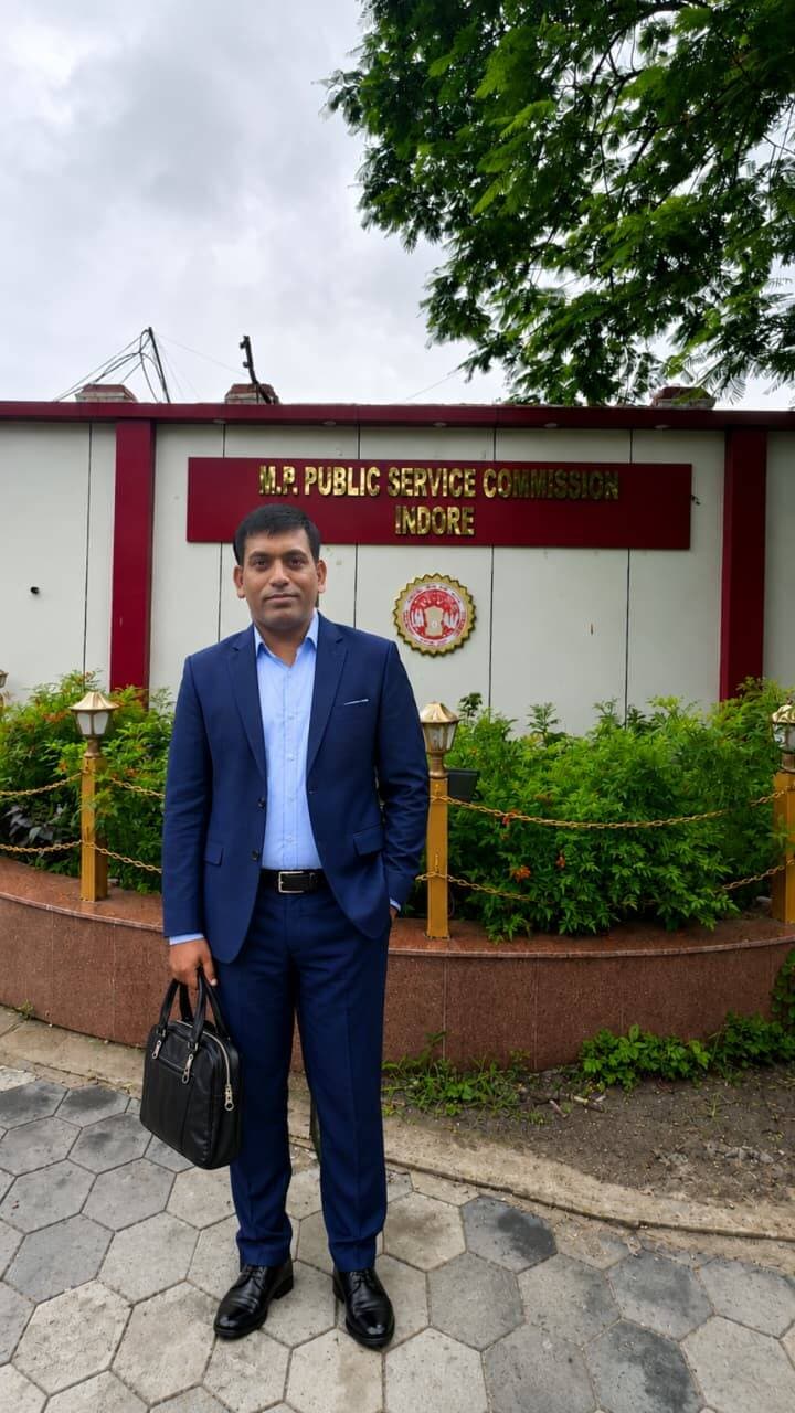#बालाघाट
मजदूरी के पसीने से MPPSC में रचा इतिहास
मलाजखंड की खदानों से निकलकर डॉ. राजेश राहंगडाले ने हासिल किया प्रदेश में 9 वां स्थान
अभावों से लड़कर बने सहायक प्राध्यापक, भाई-बहन की पढ़ाई के लिए भी उठाया मजदूरी का बोझ
कभी मलाजखंड की खदानों में मजदूरी करने वाले हाथों ने आज सफलता की ऐसी इबारत लिखी है, जिसे लंबे समय तक याद किया जाएगा। कभी घर-घर अखबार बांटकर और दुकानों में काम कर पढ़ाई का खर्च जुटाने वाले डॉ. राजेश कुमार राहंगडाले ने मध्यप्रदेश लोक सेवा आयोग (MPPSC) की सहायक प्राध्यापक (वाणिज्य) परीक्षा-2024 में प्रदेश की मुख्य सूची में 9वां स्थान हासिल किया है। उनकी यह सफलता केवल एक प्रतियोगी परीक्षा में मिली उपलब्धि नहीं, बल्कि अभावों, संघर्ष और लगातार प्रयासों के बीच अपने सपनों को जीवित रखने की कहानी है।
वर्तमान में शासकीय उत्कृष्ट विद्यालय, लालबर्रा में उच्च माध्यमिक शिक्षक (वाणिज्य) के रूप में कार्यरत डॉ. राजेश की सफलता युवाओं के लिए प्रेरणादायी है। उनकी जिंदगी का सफर बताता है कि आर्थिक परिस्थितियां कठिन हो सकती हैं, लेकिन दृढ़ संकल्प और निरंतर मेहनत के सामने मंजिल दूर नहीं रहती।
खदान में मजदूरी से शुरू हुआ संघर्ष
डॉ. राजेश का विद्यार्थी जीवन आर्थिक चुनौतियों से भरा रहा। पढ़ाई जारी रखने के लिए उन्होंने परिस्थितियों से समझौता करने के बजाय काम करने का निर्णय लिया। मलाजखंड की खदानों में मजदूरी करने के साथ उन्होंने अलसुबह घर-घर अखबार बांटे, दुकानों में काम किया और कोचिंग संस्थानों में अध्यापन भी किया।
इन कामों के बीच उनकी किताबों से दोस्ती बनी रही। दिन का एक हिस्सा रोजी-रोटी के संघर्ष में गुजरता था तो दूसरा हिस्सा भविष्य को संवारने में। खास बात यह रही कि उनका संघर्ष केवल अपने भविष्य के लिए नहीं था। उन्होंने अपने छोटे भाई और बहन की पढ़ाई में भी सहयोग किया। आज परिवार के तीनों भाई-बहनों की उपलब्धियां उनके उस संघर्ष की गवाही देती हैं। डॉ. राजेश सहायक प्राध्यापक बने, उनकी बहन नर्सिंग ऑफिसर हैं और भाई एफसीआई में मैनेजर के पद पर कार्यरत हैं।
दो एकड़ जमीन और मां के त्याग ने दिखाई राह
राजेश की सफलता के पीछे उनके माता-पिता का संघर्ष भी उतना ही महत्वपूर्ण रहा। किसान पिता के पास महज दो एकड़ जमीन थी। सीमित संसाधनों के बावजूद उन्होंने बच्चों की पढ़ाई को प्राथमिकता दी। मां ने घर की जिम्मेदारियों के साथ साग-सब्जियां बेचकर परिवार का सहयोग किया और जरूरत पड़ने पर अपने गहने तक गिरवी रख दिए। राजेश बताते हैं कि माता-पिता ने आर्थिक कठिनाइयों के बावजूद बच्चों की पढ़ाई को रुकने नहीं दिया। यही विश्वास उनके लिए सबसे बड़ी ताकत बना। अपनी सफलता का श्रेय वे माता-पिता के त्याग के साथ अपनी जीवनसंगिनी, जो स्वयं उच्च माध्यमिक शिक्षिका हैं, तथा गुरुजनों के मार्गदर्शन को देते हैं।
2017 की असफलता से 2024 की सफलता तक
MPPSC का सफर भी उनके लिए आसान नहीं रहा। वर्ष 2017 में पहले प्रयास में वे वेटिंग लिस्ट में रह गए। इसके बाद वर्ष 2022 में दूसरे प्रयास में भी सफलता पूरी तरह उनके पक्ष में नहीं रही और परिणाम 13 प्रतिशत प्राविधिक सूची में अटक गया। इन असफलताओं के बावजूद उन्होंने तैयारी नहीं छोड़ी। उन्होंने अपनी कमियों को समझा, रणनीति में बदलाव किया और तीसरे प्रयास के लिए पूरी ताकत के साथ जुट गए। आखिरकार वर्ष 2024 में सहायक प्राध्यापक (वाणिज्य) परीक्षा के परिणाम ने उनके वर्षों के संघर्ष को सफलता में बदल दिया। मुख्य सूची में प्रदेश स्तर पर 9वां स्थान हासिल कर उन्होंने अपने परिवार और क्षेत्र को गौरवान्वित किया।
संघर्ष को बनाया ताकत
डॉ. राजेश की कहानी में सबसे महत्वपूर्ण बात यह है कि उन्होंने अभावों को अपनी कमजोरी नहीं बनने दिया। मजदूरी से लेकर अध्यापन तक उन्होंने हर काम को अपने लक्ष्य की ओर बढ़ने का माध्यम बनाया। उनके लिए हर कठिनाई ने एक नया सबक दिया और हर असफलता ने अगली तैयारी को और मजबूत किया। आज जब वे प्रदेश स्तर पर अपनी उपलब्धि दर्ज करा चुके हैं, तो उनके संघर्ष के वे दिन भी उनकी सफलता का महत्वपूर्ण हिस्सा हैं। खदानों में मजदूरी करने से लेकर प्रतियोगी परीक्षा की तैयारी और फिर प्रदेश की मुख्य सूची में स्थान बनाने तक का उनका सफर युवाओं के लिए एक प्रेरक उदाहरण बनकर सामने आया है।
युवाओं से बोले—अभाव मंजिल तय नहीं करते
डॉ. राजेश युवाओं को संदेश देते हुए कहते हैं कि “आपकी परिस्थितियां कभी यह तय नहीं कर सकतीं कि आप कहां तक जाएंगे। संघर्ष आपकी पहचान मिटाने नहीं, बल्कि आपकी सफलता की सबसे मजबूत नींव रखने आता है। संकल्प पक्का हो तो अभाव भी इतिहास रचने का जरिया बन जाते हैं।” उनकी यह सफलता केवल एक पद हासिल करने की कहानी नहीं है, बल्कि उस विश्वास की जीत है कि मेहनत करने वाला व्यक्ति अपनी परिस्थितियों से आगे निकलकर अपनी पहचान खुद बना सकता है। मलाजखंड की खदानों में बहाया गया पसीना आज प्रदेश की मेरिट सूची में उनकी उपलब्धि के रूप में दिखाई दे रहा है।
#MPPSC #CMMadhyaPradesh #JansamparkMP #highereducation