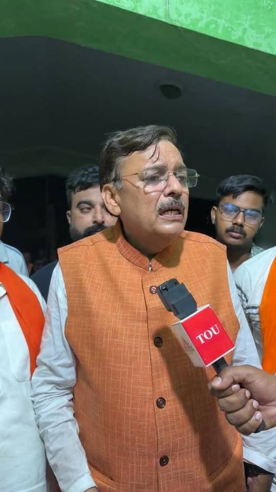 🛑पूर्व विधायक राजेश शुक्ला को पुलिस डिटेन करके लायी सिडकुल चौकी, बोले अगर धीरज सिंह ने मारा है थप्पड़ तो उसका मैं हाथ कटा दूंगा..
DM Udham Singh Nagar Udham Singh Nagar Pol Udham Singh Nagar Police Uttarakhand
#followerseveryone
