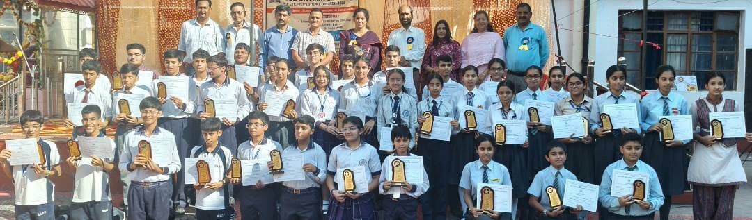 हमीरपुर में उपमंडल स्तरीय बाल विज्ञान कांग्रेस का समापन
हमीरपुर, 18 सितंबर 2026- राजकीय वरिष्ठ माध्यमिक विद्यालय हमीरपुर ( सीबीएसई ) में आयोजित उपमंडल स्तरीय बाल विज्ञान कांग्रेस-2026 का समापन समारोह आयोजित किया गया। समारोह में विभिन्न वैज्ञानिक एवं गणितीय प्रतियोगिताओं में उत्कृष्ट प्रदर्शन करने वाले विद्यार्थियों को सम्मानित किया गया। प्रतियोगिताओं में साइंस क्विज, साइंस एक्टिविटी कॉर्नर, साइंस मॉडल तथा मैथ ओलंपियाड का आयोजन किया गया। मैथ ओलंपियाड
जूनियर वर्ग में हमीरपुर पब्लिक स्कूल की कृतिका गर्ग ने प्रथम, एस डी पब्लिक स्कूल के आयुष्मान ने द्वितीय तथा हिम एकेडमी पब्लिक स्कूल विकासनगर के अथर्व कपूर ने तृतीय स्थान प्राप्त किया। सीनियर वर्ग में डी ए वी पब्लिक के हार्दिक ने प्रथम, हिम एकेडमी पब्लिक स्कूल विकासनगर के आदवित राणा द्वितीय तथा एस डी पब्लिक स्कूल की कनिका राणा तृतीय रही।
सीनियर सेकेंडरी वर्ग में हिम एकेडमी पब्लिक स्कूल विकासनगर अनिकेत कौंडल ने प्रथम,वासुधर शर्मा , हिम एकेडमी पब्लिक स्कूल हीरानगर ने द्वितीय तथा पारस शर्मा , आदर्श पब्लिक स्कूल हमीरपुर ने तृतीय स्थान प्राप्त किया।
साइंस मॉडल प्रतियोगिता में जूनियर वर्ग के बेस्ट थ्री मॉडल में हिम एकेडमी पब्लिक स्कूल दुगनेहरा के आइज़ाह, हिम एकेडमी पब्लिक स्कूल हीरानगर की आराध्या शर्मा तथा मैग्नेट पब्लिक स्कूल की प्रज्ञा कौशल तृतीय रहीं।
सीनियर वर्ग में हिम एकेडमी पब्लिक स्कूल विकासनगर के भावेश कौंडल, एस डी पब्लिक स्कूल हमीरपुर के अक्षित ठाकुर तथा द मैग्नेट पब्लिक स्कूल हमीरपुर की भार्गवी ठाकुर रहे।
साइंस क्विज में जूनियर वर्ग में हिम एकेडमी पब्लिक स्कूल विकासनगर के प्रथम स्थान पर अदवान कलिया एवं क्षितिज ठाकुर, हिम एकेडमी पब्लिक स्कूल हीरानगर ने रेयांश एवं अनाया गर्ग ने द्वितीय तथा एंजेलिना कैथ एवं आयुष शर्मा की टीम ने तृतीय स्थान प्राप्त किया।
सीनियर वर्ग में एस डी पब्लिक स्कूल गौरी एवं सारा ने प्रथम, हमीरपुर पब्लिक स्कूल हमीरपुर के ओजस एवं नंदीश ने द्वितीय तथा हिम एकेडमी पब्लिक स्कूल विकासनगर के अध्रित एवं सात्विक ने तृतीय स्थान प्राप्त रहे।
सीनियर सेकेंडरी वर्ग में हिम एकेडमी पब्लिक स्कूल विकासनगर के चिन्मय शर्मा एवं विशेष डटवाल ने प्रथम, द मैग्नेट पब्लिक स्कूल हमीरपुर के अन्विता शर्मा एवं शाहीन आजमी ने द्वितीय तथा हिम एकेडमी पब्लिक स्कूल हमीरपुर की अर्पिता ठाकुर एवं अरिजिता राय शर्मा ने तृतीय स्थान प्राप्त किया।
साइंस एक्टिविटी कॉर्नर के जूनियर वर्ग में हिम एकेडमी पब्लिक स्कूल विकासनगर के अभिजय डोगरा प्रथम, हिम एकेडमी पब्लिक स्कूल हीरानगर के अव्यान शर्मा द्वितीय तथा हमीरपुर पब्लिक स्कूल की इशिता शर्मा तृतीय रहीं।
सीनियर वर्ग में हिम एकेडमी पब्लिक स्कूल विकासनगर के रौनव ठाकुर प्रथम, राजकीय वरिष्ठ माध्यमिक विद्यालय हमीरपुर के पियूष कुमार द्वितीय तथा डी ए वी पब्लिक स्कूल की आर्शिवी तृतीय स्थान पर रहीं।
सीनियर सेकेंडरी वर्ग में द मैग्नेट पब्लिक स्कूल की शांभवी ने प्रथम, एस डी पब्लिक स्कूल की वैभवी शर्मा ने द्वितीय तथा राजकीय वरिष्ठ माध्यमिक विद्यालय ऊहल की खुशबू ठाकुर ने तृतीय स्थान प्राप्त किया।
समापन समारोह में मुख्य अतिथि उप शिक्षा निदेशक प्रारंभिक शिक्षा विभाग कमल किशोर भारती व प्रधानाचार्य दीप्ति राणा ने विद्यार्थियों की वैज्ञानिक सोच, रचनात्मकता और प्रतिभा की सराहना करते हुए उन्हें विज्ञान के क्षेत्र में निरंतर आगे बढ़ने के लिए प्रेरित किया। जिला विज्ञान पर्यवेक्षक राजेश गौतम ने कहा कि ऐसे आयोजन विद्यार्थियों में वैज्ञानिक दृष्टिकोण, तर्कशीलता और नवाचार की भावना विकसित करने में महत्वपूर्ण भूमिका निभाते हैं।
बाल विज्ञान कांग्रेस में विद्यार्थियों एवं शिक्षकों ने उत्साहपूर्वक भाग लिया। समारोह का समापन प्रतिभागियों को शुभकामनाओं एवं सम्मान के साथ हुआ।