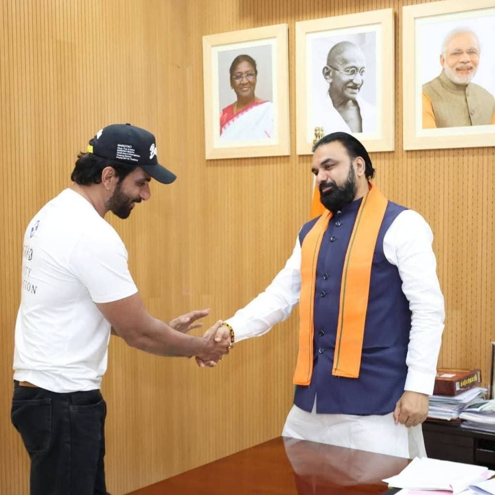 बिहार के मुख्यमंत्री सम्राट चौधरी से मिलने पहुंचे बॉलीवुड एक्टर सोनू सूद तस्वीरें आपके सामने है । Samrat Choudhary
Sonu Sood