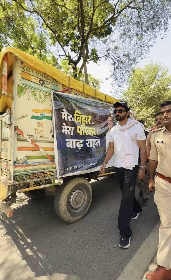 बाढ़ के बीच बेगूसराय पहुंचे सोनू सूद, नाव से दियारा क्षेत्र में बांटा राशन
बिहार में बाढ़ की स्थिति के बीच अभिनेता सोनू सूद बेगूसराय पहुंचे। उन्होंने नाव के जरिए दियारा क्षेत्र के बाढ़ प्रभावित इलाकों का दौरा किया और जरूरतमंद लोगों के बीच राशन व आवश्यक सामग्री का वितरण किया।
सोनू सूद ने नाव से प्रभावित क्षेत्रों में पहुंचकर लोगों से मुलाकात की और उनकी परेशानियों की जानकारी ली। बाढ़ के कारण कई इलाकों में लोगों को आवागमन और रोजमर्रा की जरूरतों को लेकर परेशानी का सामना करना पड़ रहा है।
इस दौरान सोनू सूद ने प्रभावित परिवारों तक राहत सामग्री पहुंचाई। उनके इस प्रयास से बाढ़ प्रभावित लोगों को मदद मिली। स्थानीय लोगों ने भी राहत कार्य के लिए उनका आभार जताया। Sonu Sood