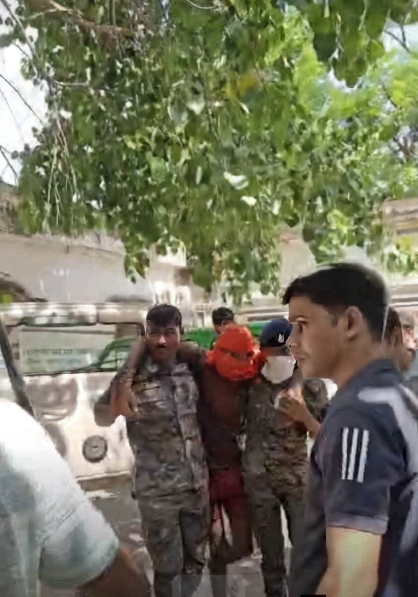 जमुई में छात्रा से बदसलूकी के मुख्य आरोपी को पुलिस ने पैर में मारी गोली, 8 गिरफ्तार
जमुई में नाबालिग छात्रा से बदसलूकी और उसका वीडियो वायरल करने के मामले में पुलिस ने मुख्य आरोपी नंदन यादव को गिरफ्तार कर लिया है। पुलिस के अनुसार मंगलवार को गिरफ्तारी के दौरान आरोपी ने भागने की कोशिश की। इसी दौरान पुलिस के साथ मुठभेड़ में उसके पैर में गोली लगी। घायल आरोपी को इलाज के लिए जमुई सदर अस्पताल में भर्ती कराया गया है।
पुलिस के मुताबिक नंदन यादव उसी मड़वा पहाड़ी के आसपास छिपा था, जहां 19 सितंबर की शाम दोनों 10वीं कक्षा के छात्र-छात्रा घूमने गए थे। पुलिस ने मामले में अब तक आठ आरोपियों को गिरफ्तार किया है। इनमें तीन नाबालिग और दो आरोपी 35 से 40 वर्ष की उम्र के बताए जा रहे हैं। वीडियो वायरल करने के आरोप में भी तीन लोगों को गिरफ्तार किया गया है।
पुलिस ने हरेराम नामक एक अन्य आरोपी को भी गिरफ्तार किया है। बताया गया कि वह भी जंगल क्षेत्र में छिपा था और पुलिस से बचकर भागने के दौरान गिर गया, जिससे उसका पैर टूट गया। उसे भी सदर अस्पताल में भर्ती कराया गया है। वीडियो वायरल करने के आरोप में रामाशीष चौधरी की गिरफ्तारी पहले ही हो चुकी है।
घटना 19 सितंबर की शाम करीब सात बजे की बताई गई है। आरोप है कि ट्यूशन के बाद मड़वा पहाड़ी घूमने गए दोनों छात्रों को कुछ युवकों ने रोक लिया। छात्रा के साथ अभद्रता और उसके दोस्त के साथ मारपीट की गई। घटना का वीडियो बनाकर सोशल मीडिया पर वायरल कर दिया गया। पुलिस वायरल वीडियो के आधार पर आरोपियों की पहचान कर कार्रवाई कर रही है।
मामले को लेकर बिहार में राजनीतिक बयानबाजी भी तेज है। विपक्ष ने सरकार पर कानून-व्यवस्था को लेकर सवाल उठाए हैं, जबकि सरकार की ओर से आरोपियों के खिलाफ सख्त कार्रवाई की बात कही गई है।