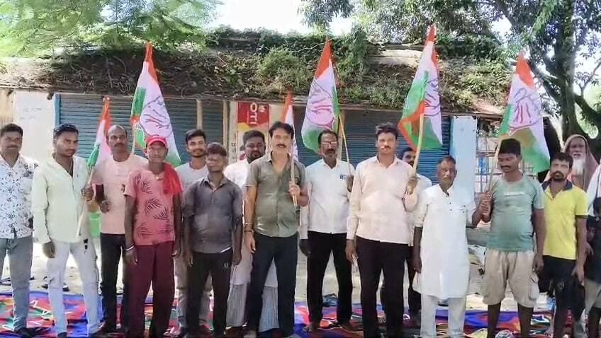 जमुई की घटना के विरोध में फारबिसगंज प्रखंड कांग्रेस का धरना-प्रदर्शन
फारबिसगंज। जमुई जिला के नगर थाना क्षेत्र अंतर्गत मड़वा पहाड़/राजपुरा इलाके में 19 सितंबर की शाम हुई कथित घटना के विरोध में फारबिसगंज प्रखंड कांग्रेस कमेटी की ओर से धरना-प्रदर्शन किया गया। इस दौरान कांग्रेस नेताओं एवं कार्यकर्ताओं ने घटना की निंदा करते हुए दोषियों के खिलाफ त्वरित एवं निष्पक्ष कार्रवाई तथा पीड़ित परिवार को न्याय दिलाने की मांग की।
प्रखंड कांग्रेस अध्यक्ष गुलाब चंद ऋषि देव ने कहा कि सरकार कानून-व्यवस्था और महिला सुरक्षा को लेकर बड़े-बड़े दावे करती है, लेकिन जमीन पर ऐसी घटनाएं व्यवस्था पर गंभीर सवाल खड़े करती हैं। उन्होंने प्रशासन से पीड़ित परिवार को सुरक्षा और न्याय सुनिश्चित करने तथा मामले में निष्पक्ष जांच कर दोषियों पर कड़ी कार्रवाई की मांग की।
फारबिसगंज विधानसभा मीडिया प्रभारी अमन रजा ने कहा कि ऐसी घटनाओं से आम लोगों में असुरक्षा की भावना पैदा होती है। सरकार और प्रशासन को केवल बयान या कार्रवाई की घोषणा तक सीमित नहीं रहना चाहिए, बल्कि दोषियों के खिलाफ कानून के तहत सख्त कार्रवाई और पीड़ित परिवार को न्याय सुनिश्चित करना चाहिए।
धरना-प्रदर्शन में प्रखंड अध्यक्ष गुलाब चंद ऋषि देव, फारबिसगंज विधानसभा मीडिया प्रभारी अमन रजा, सेवादल प्रखंड अध्यक्ष साकिब राजा, पंचायत अध्यक्ष जफिल, मंडल अध्यक्ष सदाब अंसारी, प्रखंड सचिव दिलनवाज, मो. बरकत अली, असलम शेफ, जाकिर हुसैन, मितन ऋषिदेव, गयान्द ऋषिदेव, डोमि ऋषिदेव, नसीम, साहिद आलम, दिलसाद, पप्पू शर्मा, जितेन्द्र मंडल, बासो मंडल, प्रदीप दास, चंदेसवर मंडल, जाबुल मस्तान एवं दुर्गा ठाकुर सहित बड़ी संख्या में कांग्रेस कार्यकर्ता मौजूद रहे।