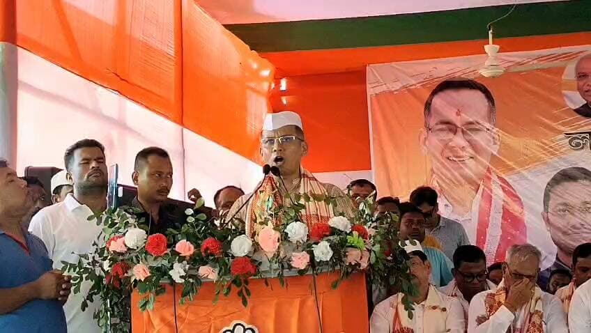 লাহৰীঘাটত কংগ্ৰেছ দলৰ প্ৰাৰ্থী শিবামণি বৰাৰ হৈ নিৰ্বাচনী প্ৰচাৰ গৌৰৱ গগৈৰ।