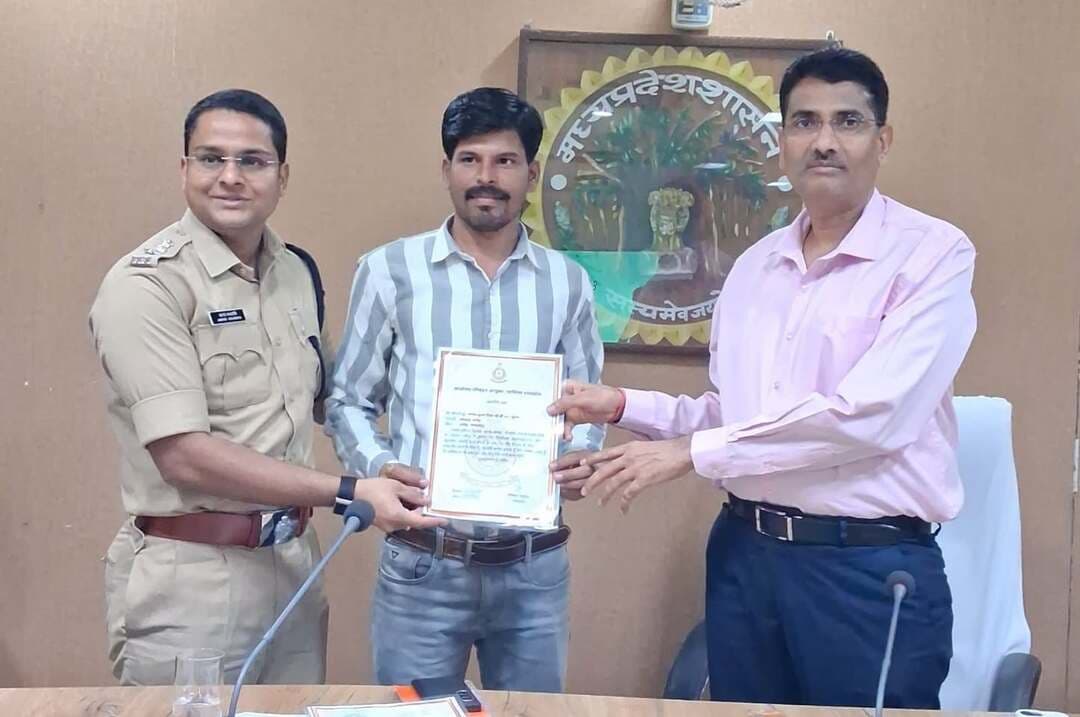 दमोह जिले का पहला प्रकरण किया स्वीकृत
===
गोल्डन आवर में घायल को अस्पताल पहुंचाने पर पुरस्कार के रूप में रत्नेश एवं योगेश सुमन को मिले 25 हजार रूपए एवं प्रशस्ति पत्र
==
दो भाई योगेश सुमन और रत्नेश सुमन बने पहले राह-वीर
===
सड़क दुर्घटना में घायल व्यक्तियों को अस्पताल पहुंचाने में मदद कर उनकी जीवन रक्षा करने वाले व्यक्ति को शासन से 25 हजार रुपए की प्रोत्साहन राशि प्रदान की जाती है। इस योजना के तहत घायल को अस्पताल पहुंचाने में मदद करने के लिए ग्राम इमलाई निवासी राहवीर योगेश सुमन और रत्नेश सुमन को प्रोत्साहन राशि प्रदान करने का प्रस्ताव जिला प्रशासन ने परिवहन आयुक्त म.प्र भोपाल को भेजा था। आज कलेक्ट्रेट सभागार में आयोजित सड़क सुरक्षा समिति की मीटिंग में जिला कलेक्टर प्रताप नारायण यादव एवं पुलिस अधीक्षक आनंद कलादगि ने राह वीर (गुड सेमेरिटन) को 25 हजार व प्रशस्ति पत्र देकर सम्मानित किया। दोनों भाई रत्नेश और योगेश सुमन राहवीर योजना में अपना योगदान देने वाले दमोह जिले के पहले राहवीर भी बन गए हैं।
इस तरह की थी मदद
12 अक्टूबर 2025 की दोपहर 12:30 बजे योगेश सुमन ने देखा कि परसोरिया पेट्रोल पंप के आगे मेन रोड पर एक चार पहिया वाहन द्वारा बाइक से जा रहे ग्राम जोरतला पथरिया निवासी भारत प्रजापति पिता मोहन प्रजापति एवं विजय लोधी पिता भगवान सिंह लोधी को टक्कर मार दी है और वह दोनों सड़क पर घायल अवस्था में पड़े हुआ है। योगेश ने तत्काल अपने भैया के साथ उन्हें जिला अस्पताल पहुंचाया गया जहां उनका उपचार चला और अब वह दोनों स्वास्थ्य हैं।